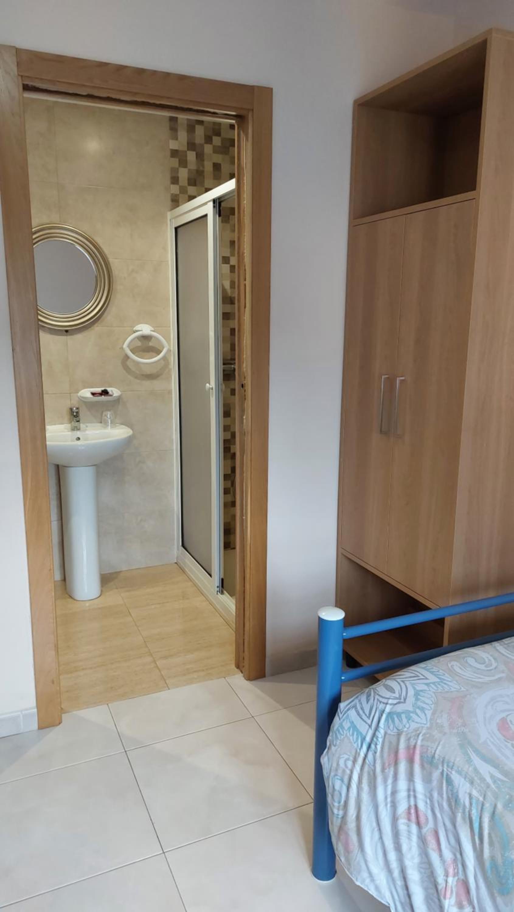 Twin Room - Photo 3