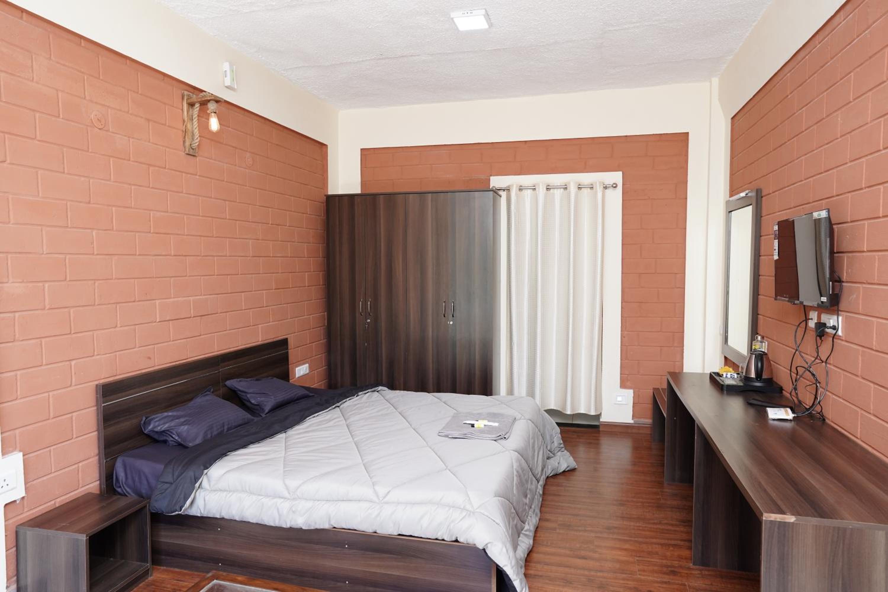 Deluxe Double Room (2 Adults + 1 Child)