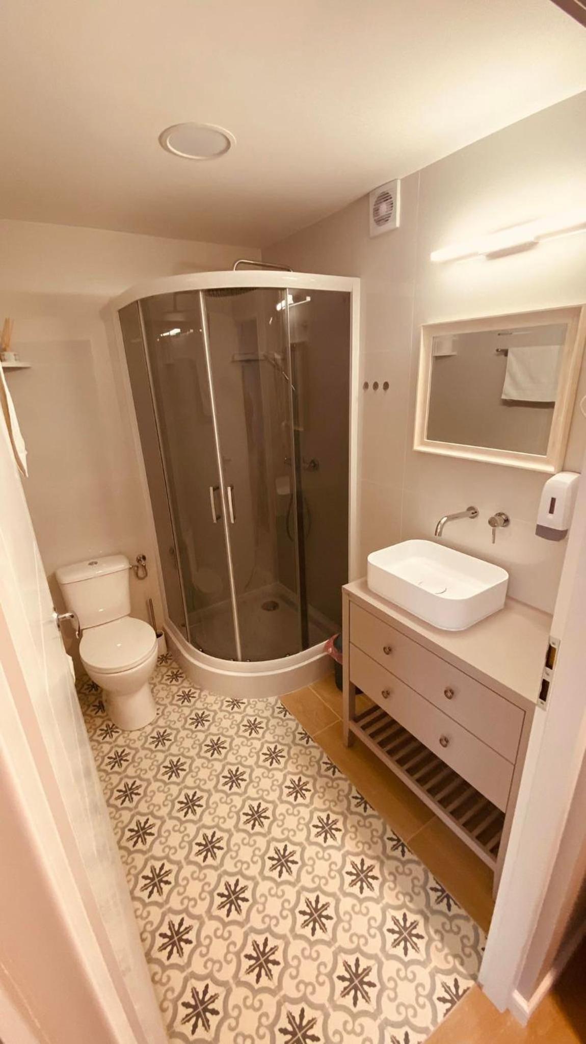 Triple Room with Private Bathroom - Photo 14