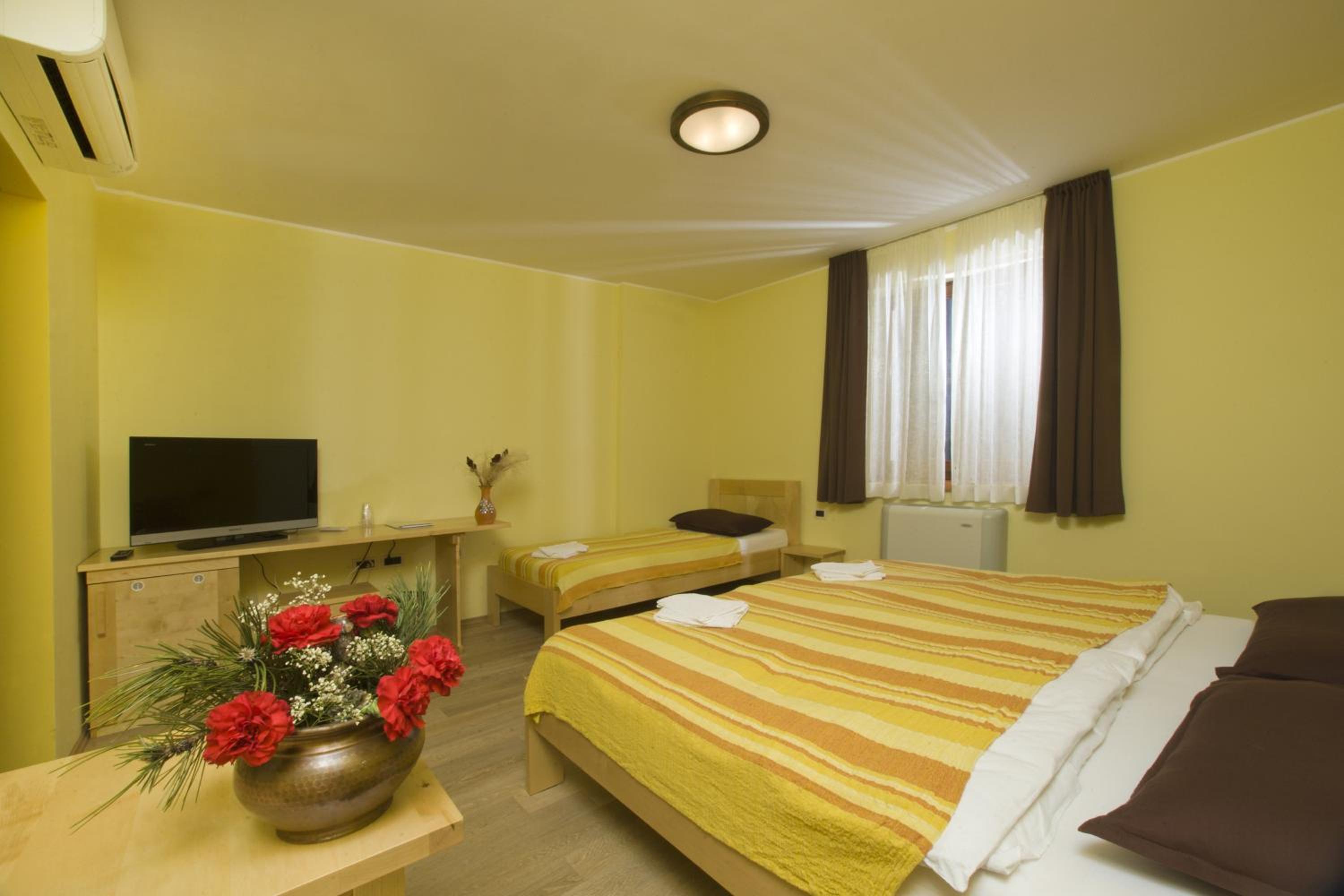 Triple Room with Private Bathroom photo 1