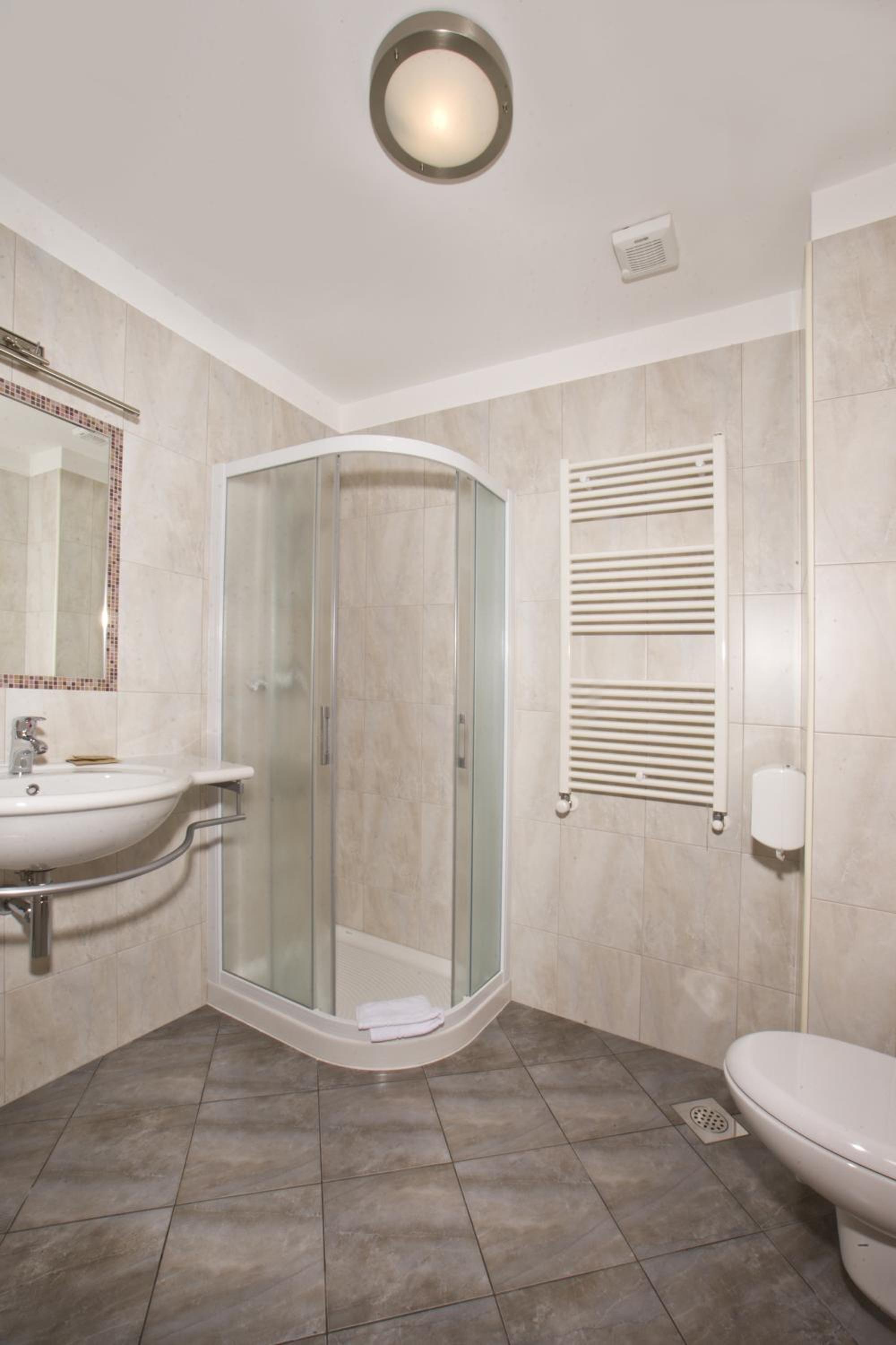 Quadruple Room with Private Bathroom photo 3