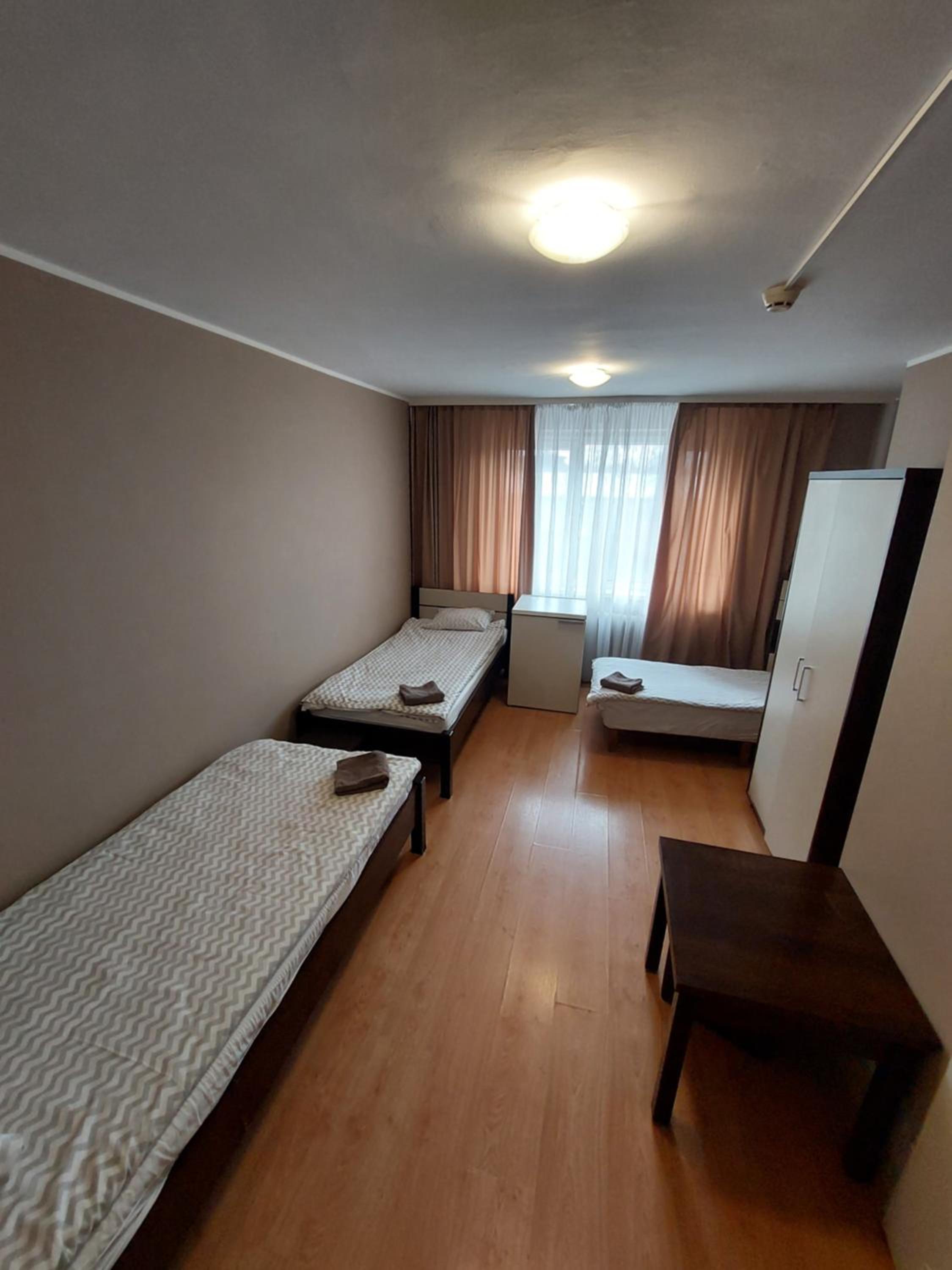 Small Twin Room - Photo 8
