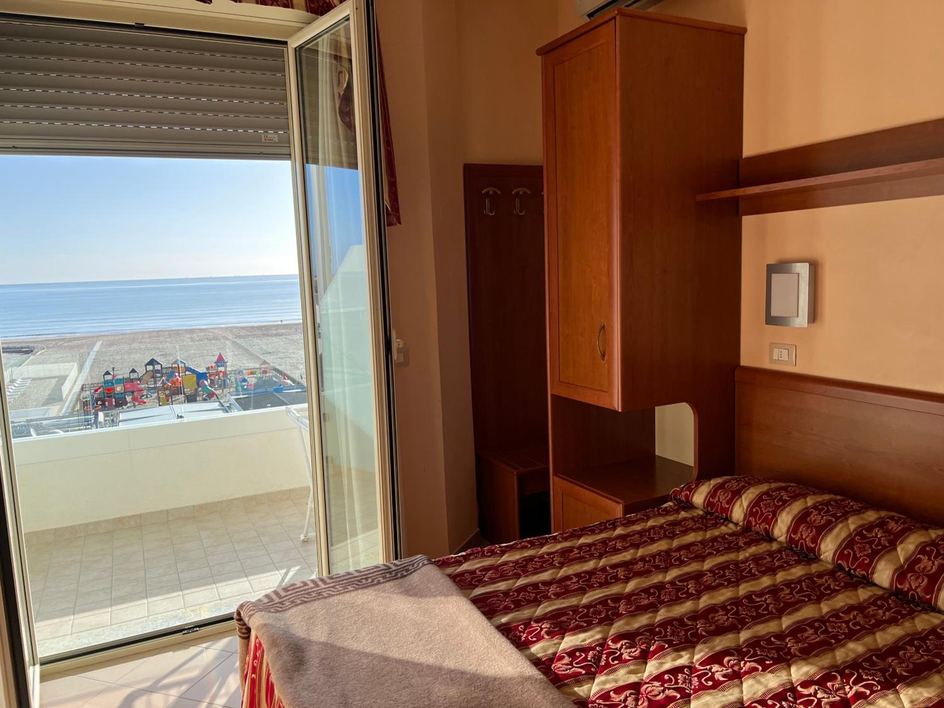 Deluxe Double Room with Balcony and Sea View - Photo 5