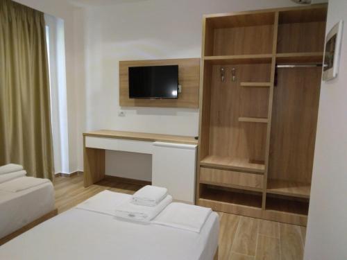 Double or Twin Room with Balcony - Ground Floor photo 3