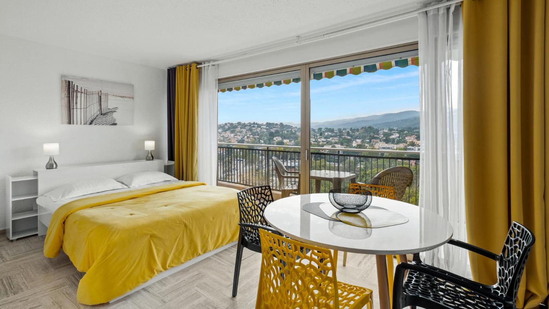 Family Studio with Mountain View