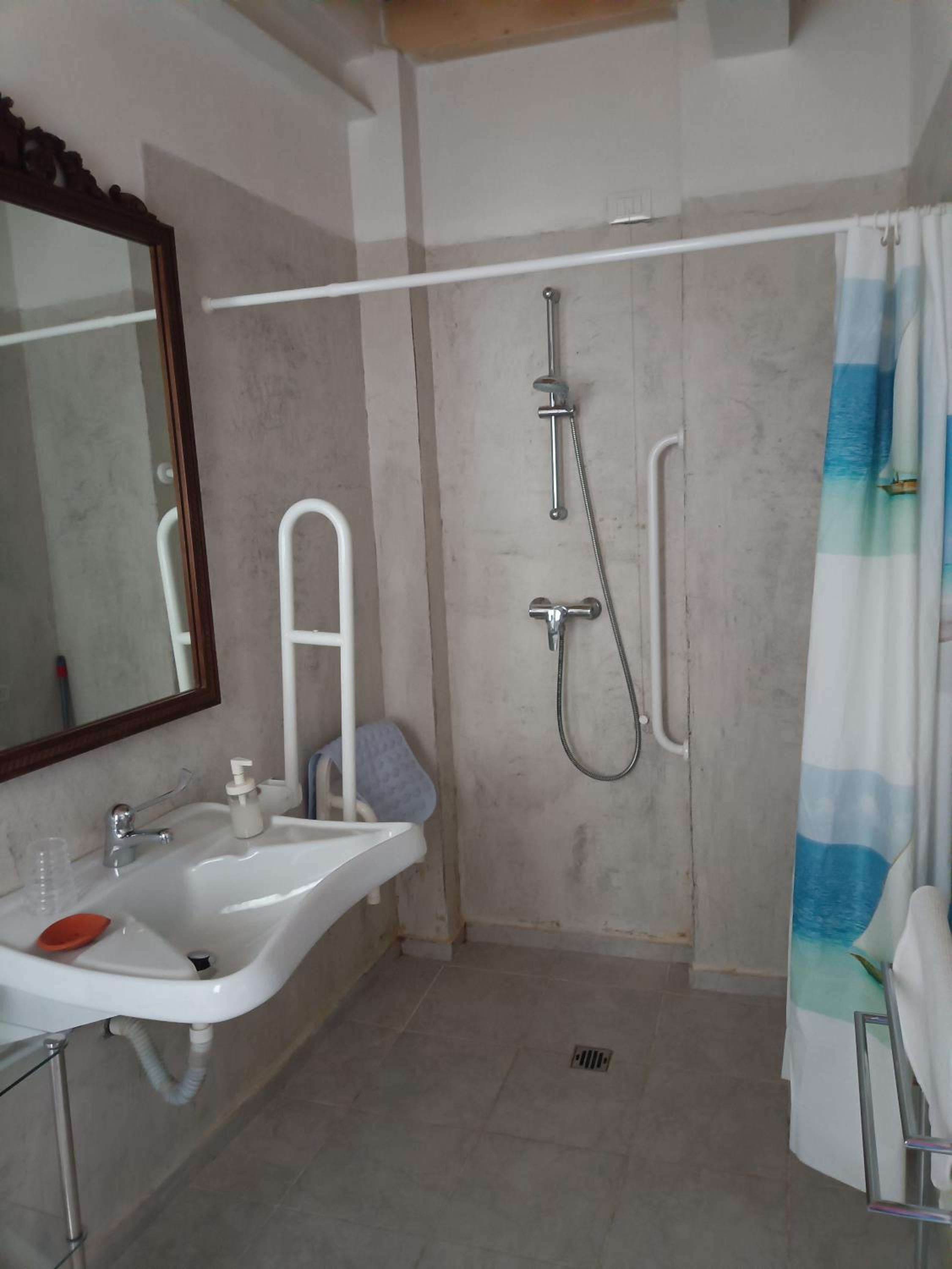 Triple Room - Disability Access - Photo 4