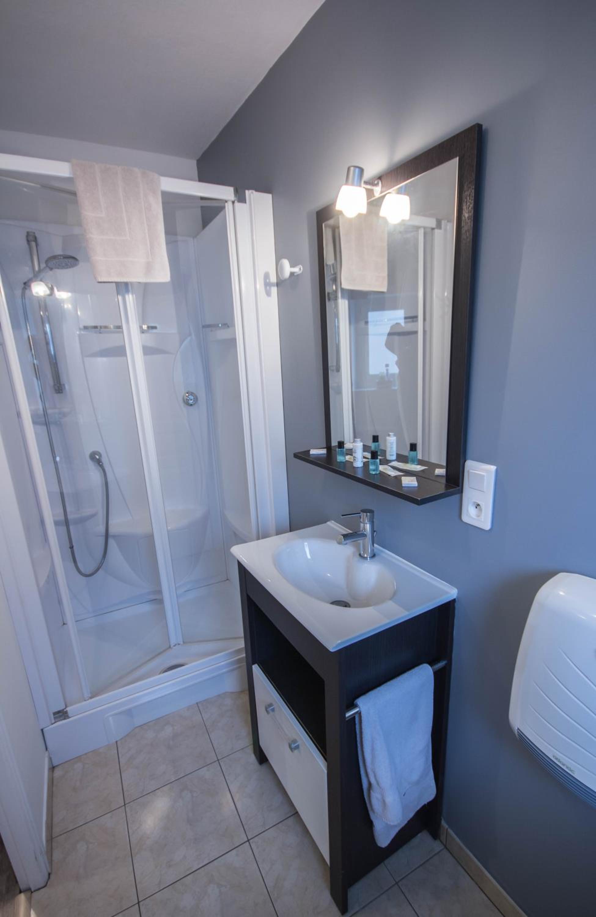 Triple Room with Private Bathroom - Photo 7