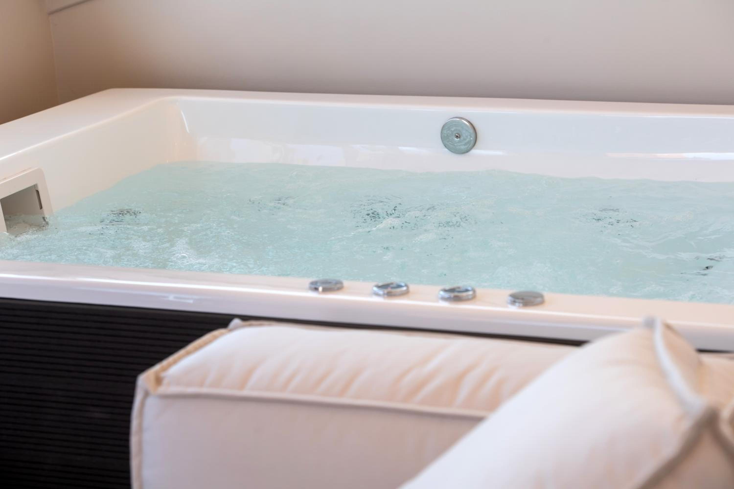 Suite with Hot Tub photo 2