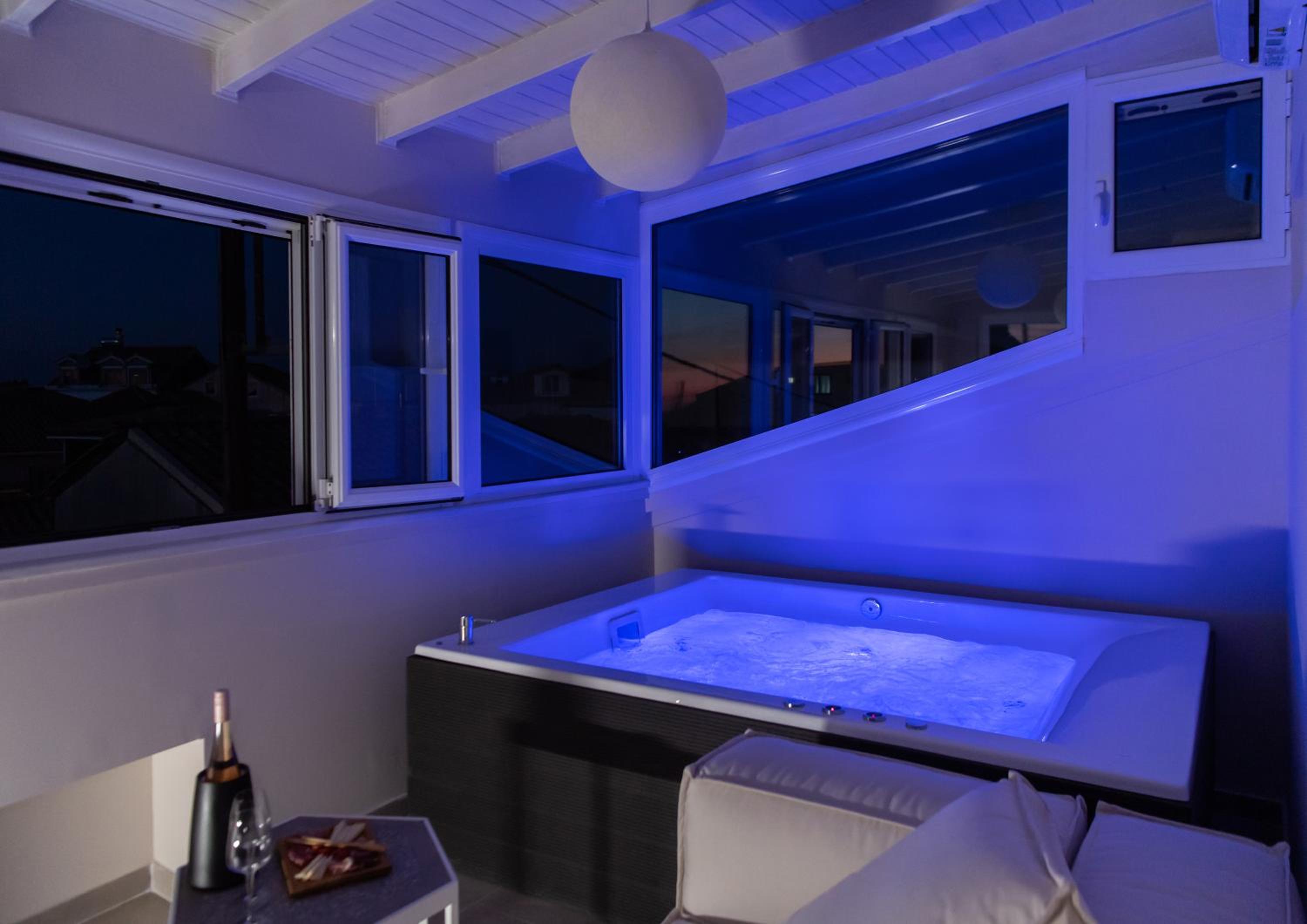 Suite with Hot Tub photo 3