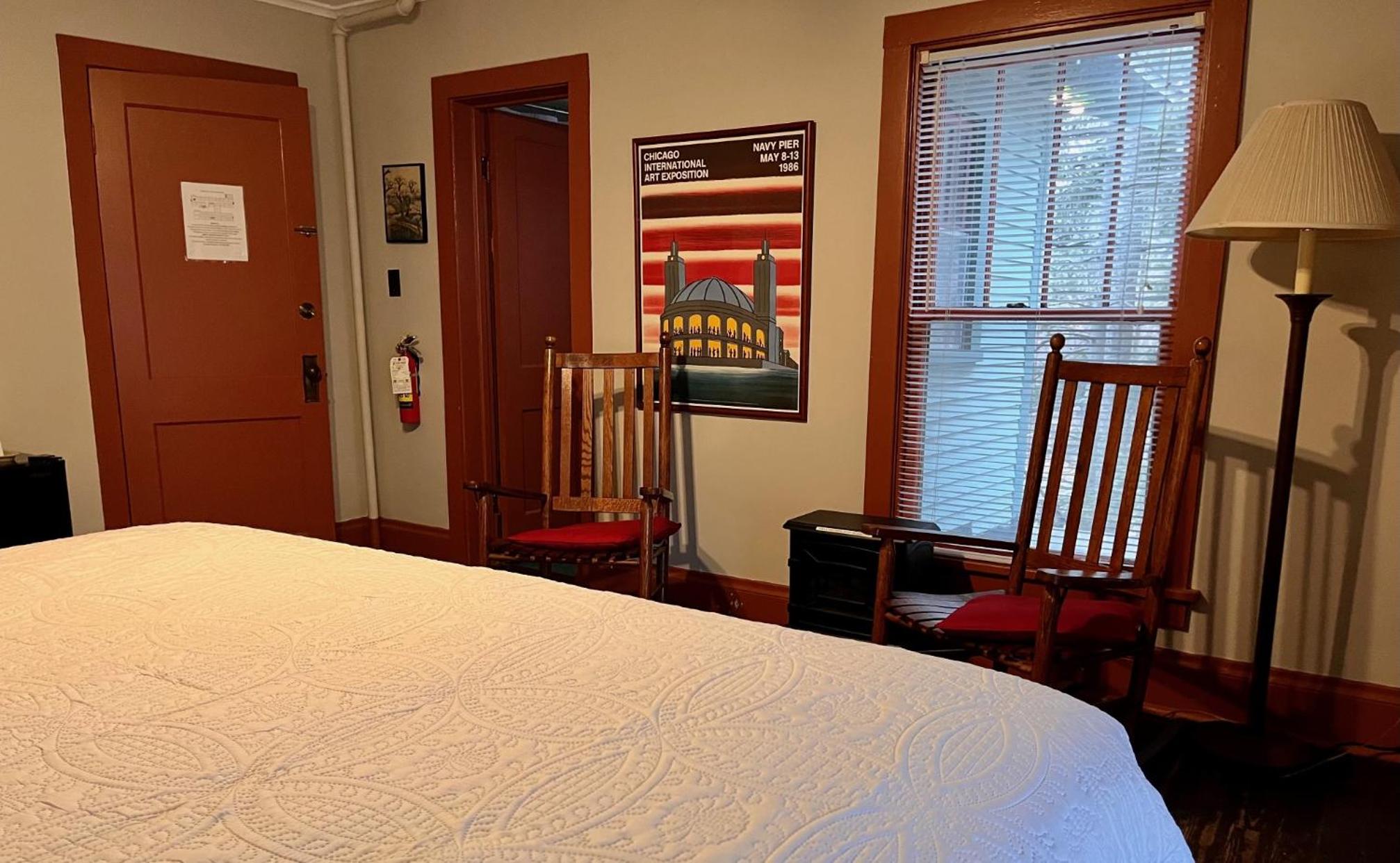 Standard King Room photo 3