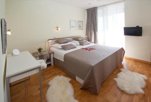 One-Bedroom Apartment with Balcony and Sea View - Photo 29