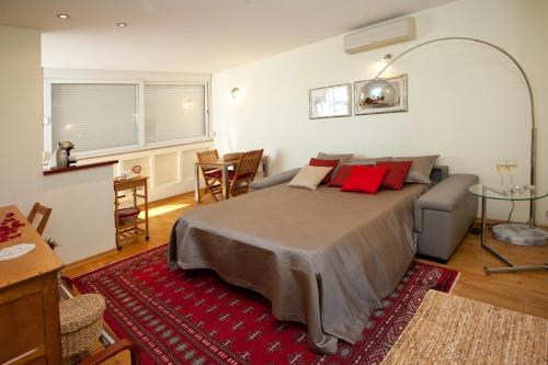 One-Bedroom Apartment with Balcony and Sea View - Photo 2