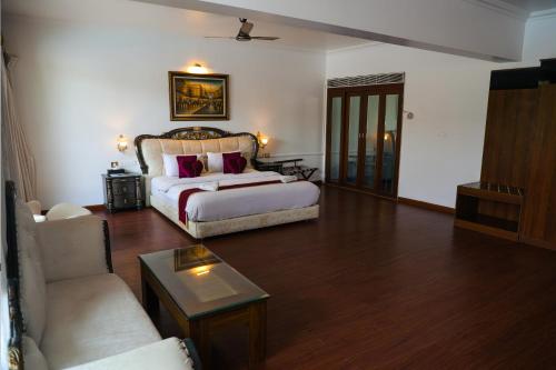 Queen Room with Pool View photo 2