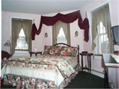 Queen Room with Private Bathroom photo 1