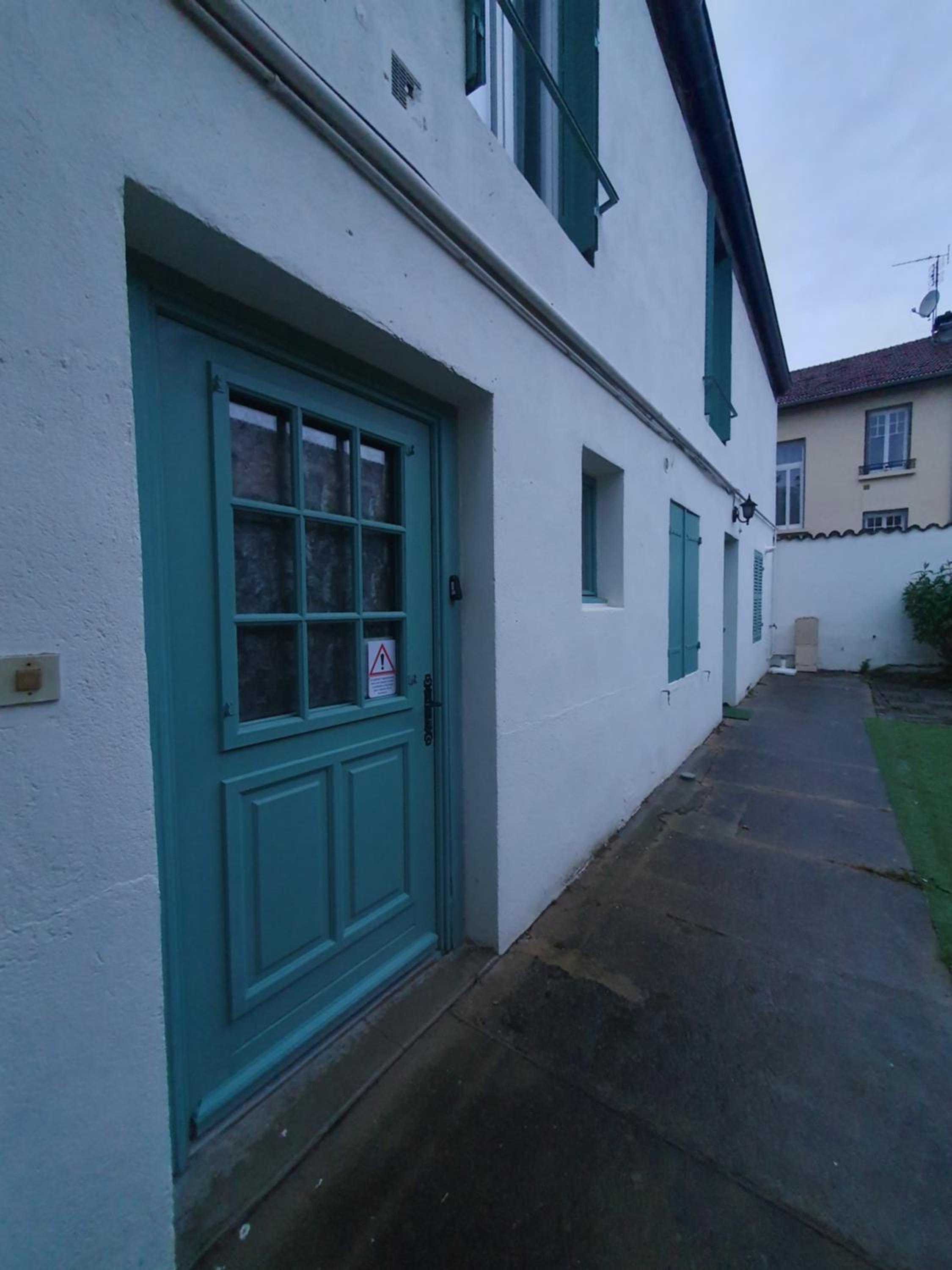 Three-Bedroom House - Photo 2