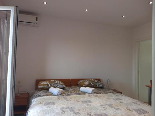 Apartment with Balcony - Photo 3