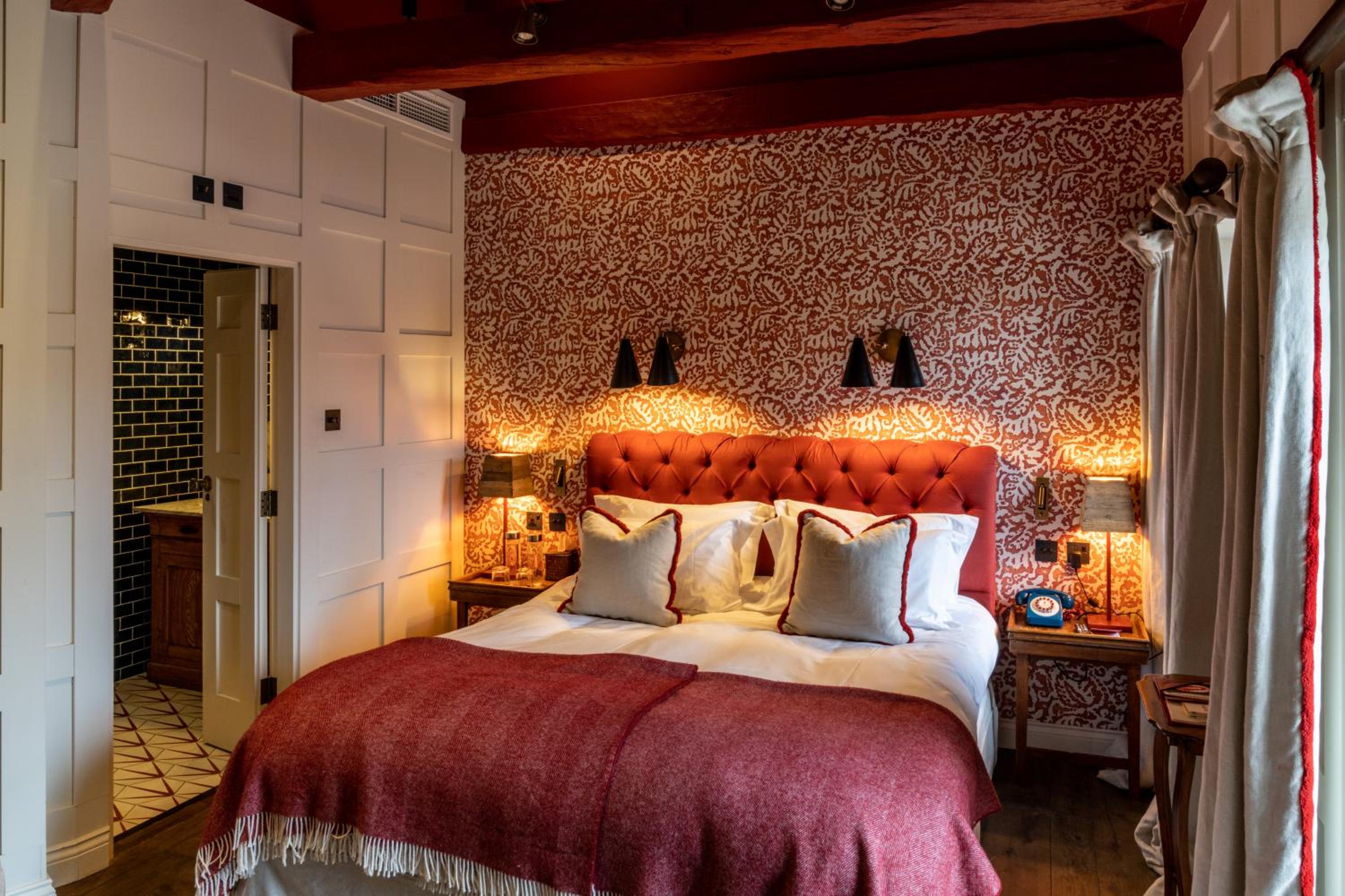 Medium Room photo 3