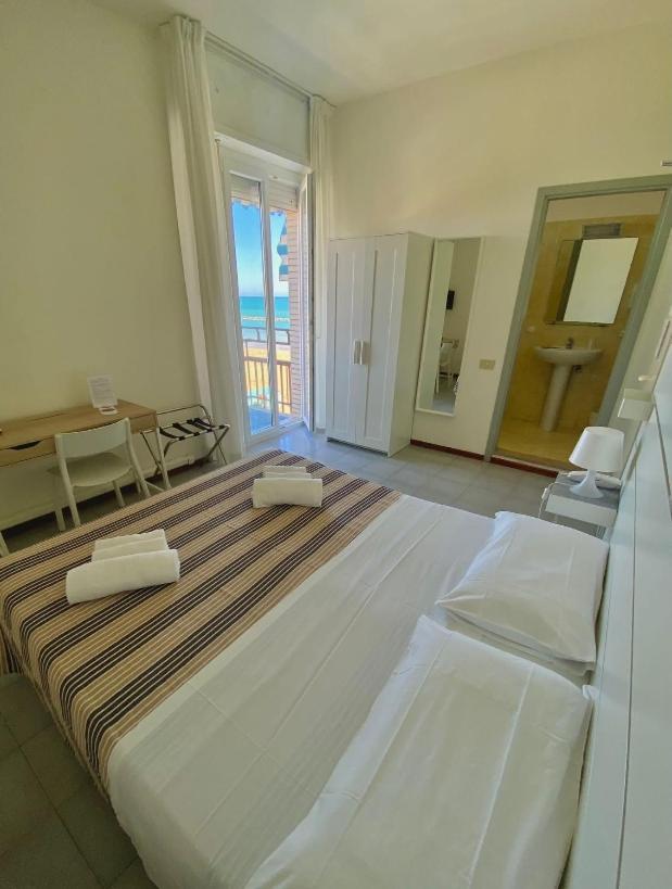 Double or Twin Room with Sea View - Photo 3