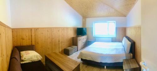 Family Room with Private Bathroom photo 2
