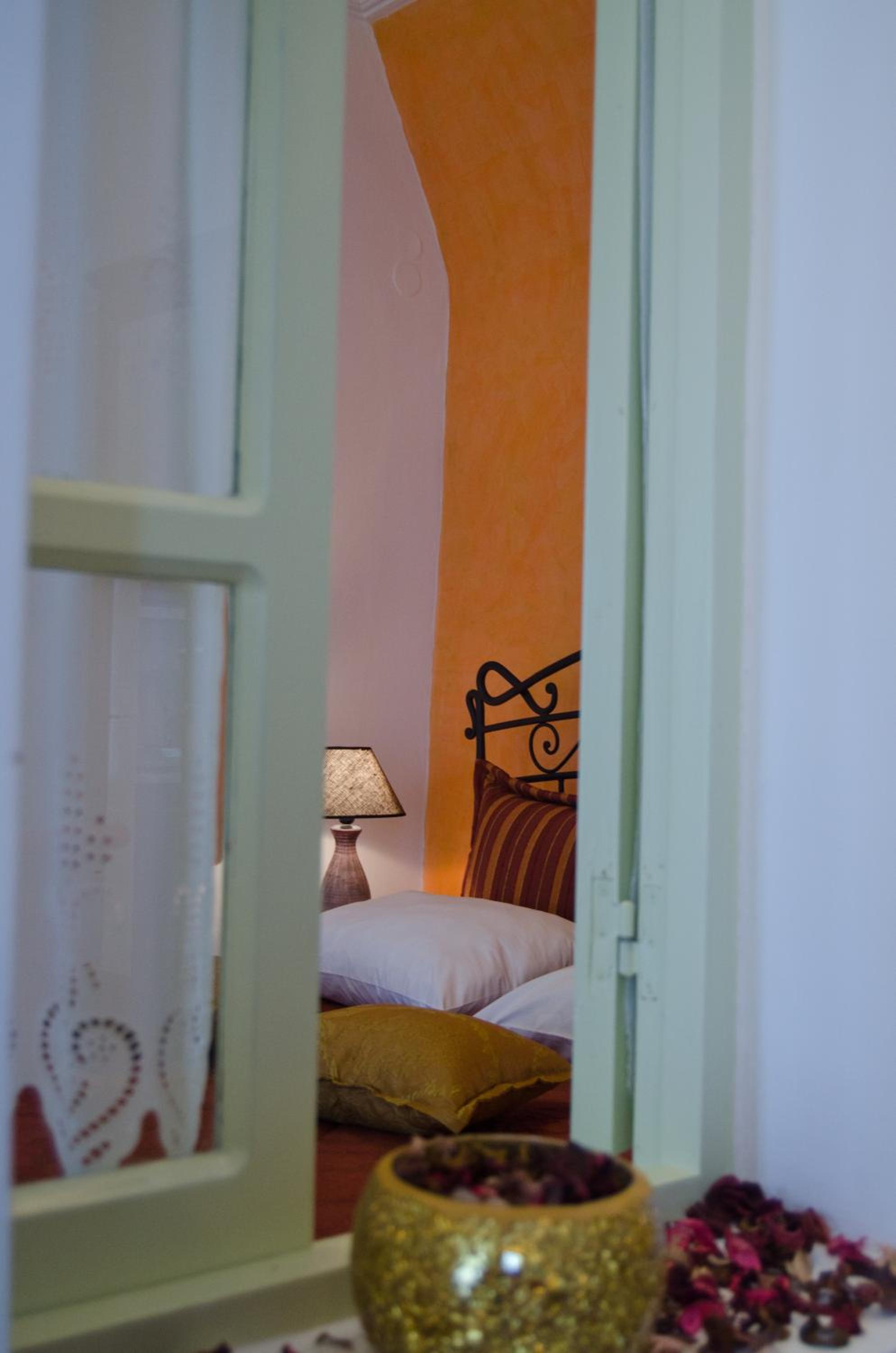 Thera Junior Honeymoon Suite with Verranda , Caldera and Sea View and Private Outdoor Hot-Tub 