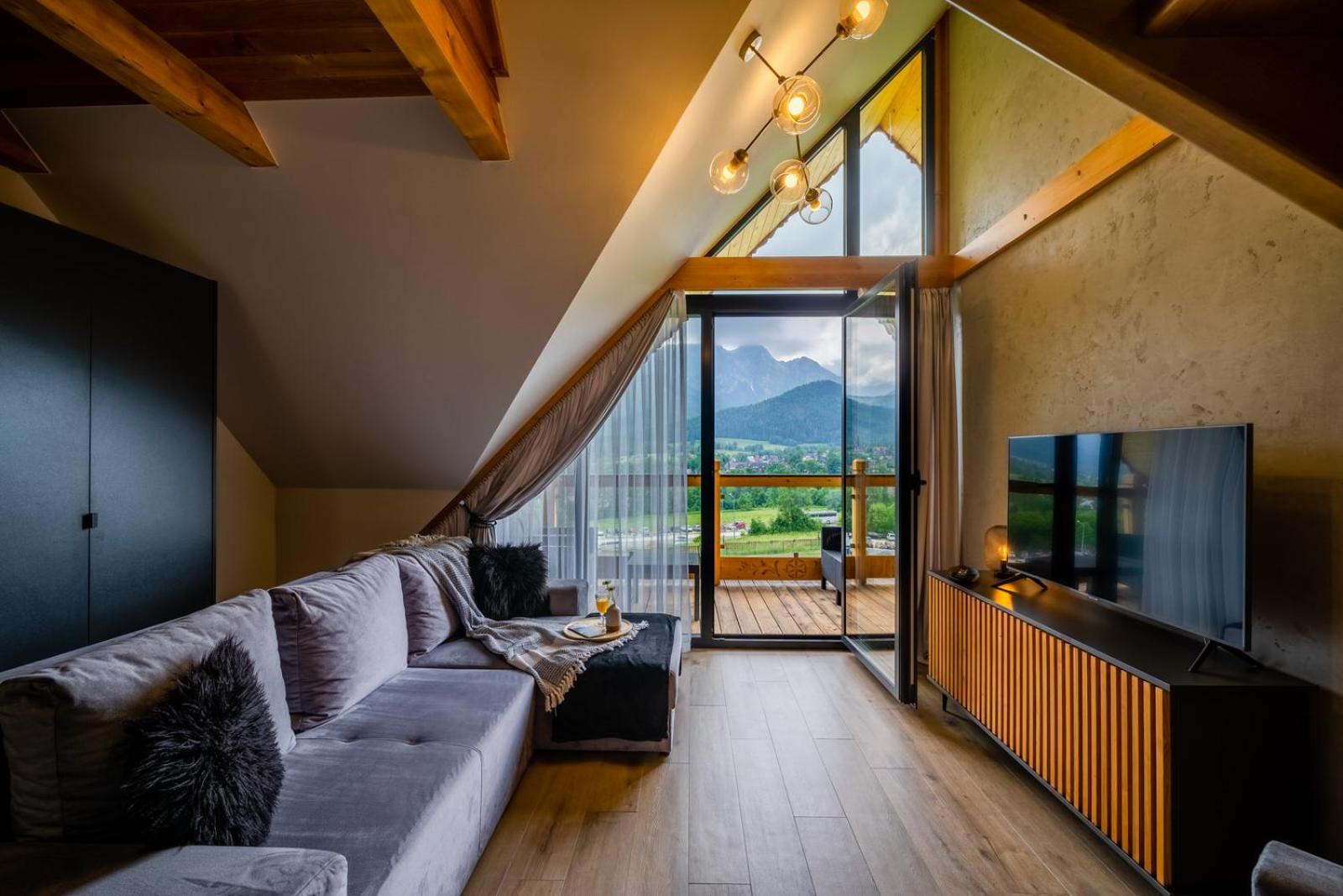 Apartment with Mountain View