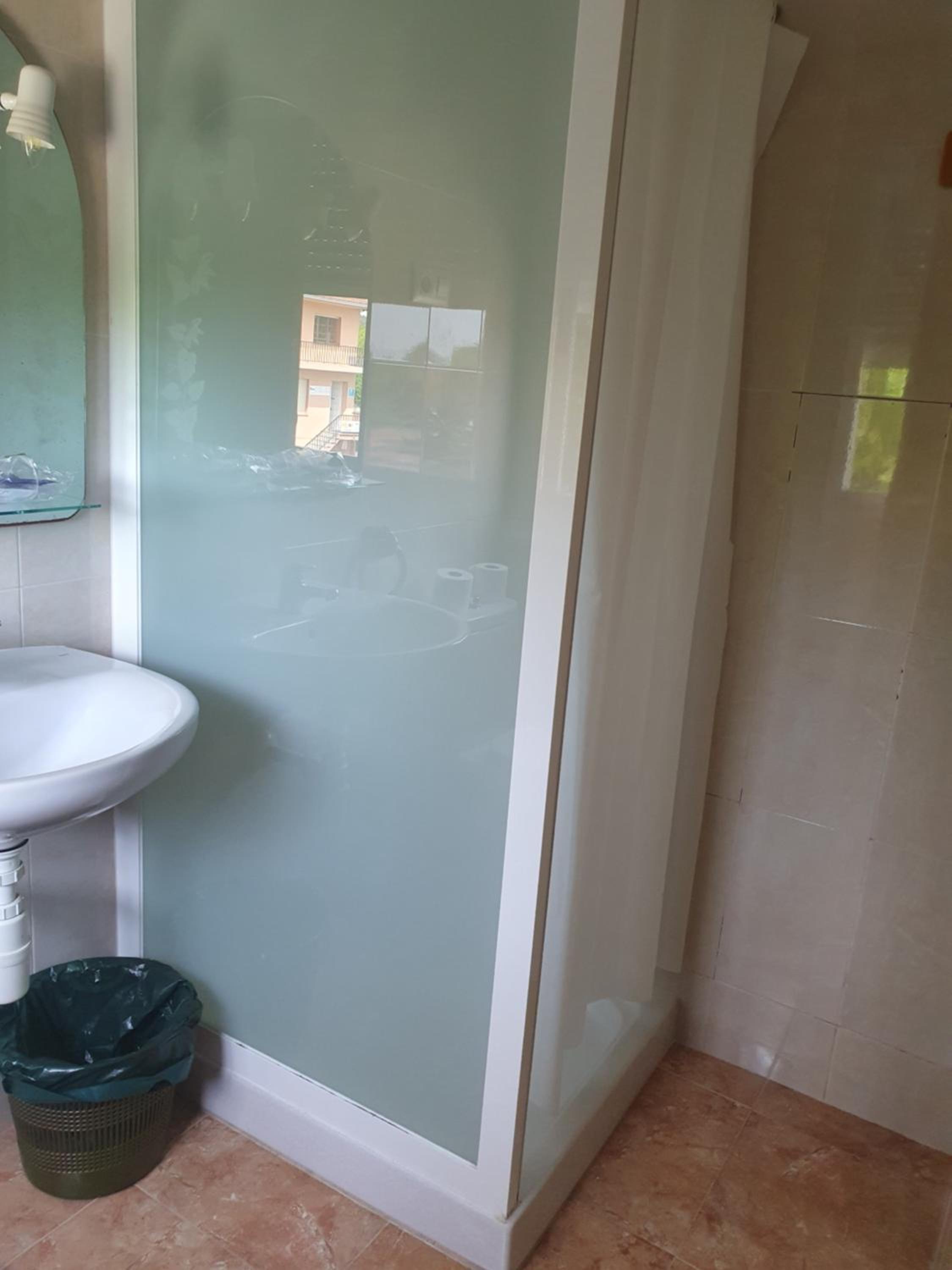 Twin Room with Private Bathroom - Photo 7