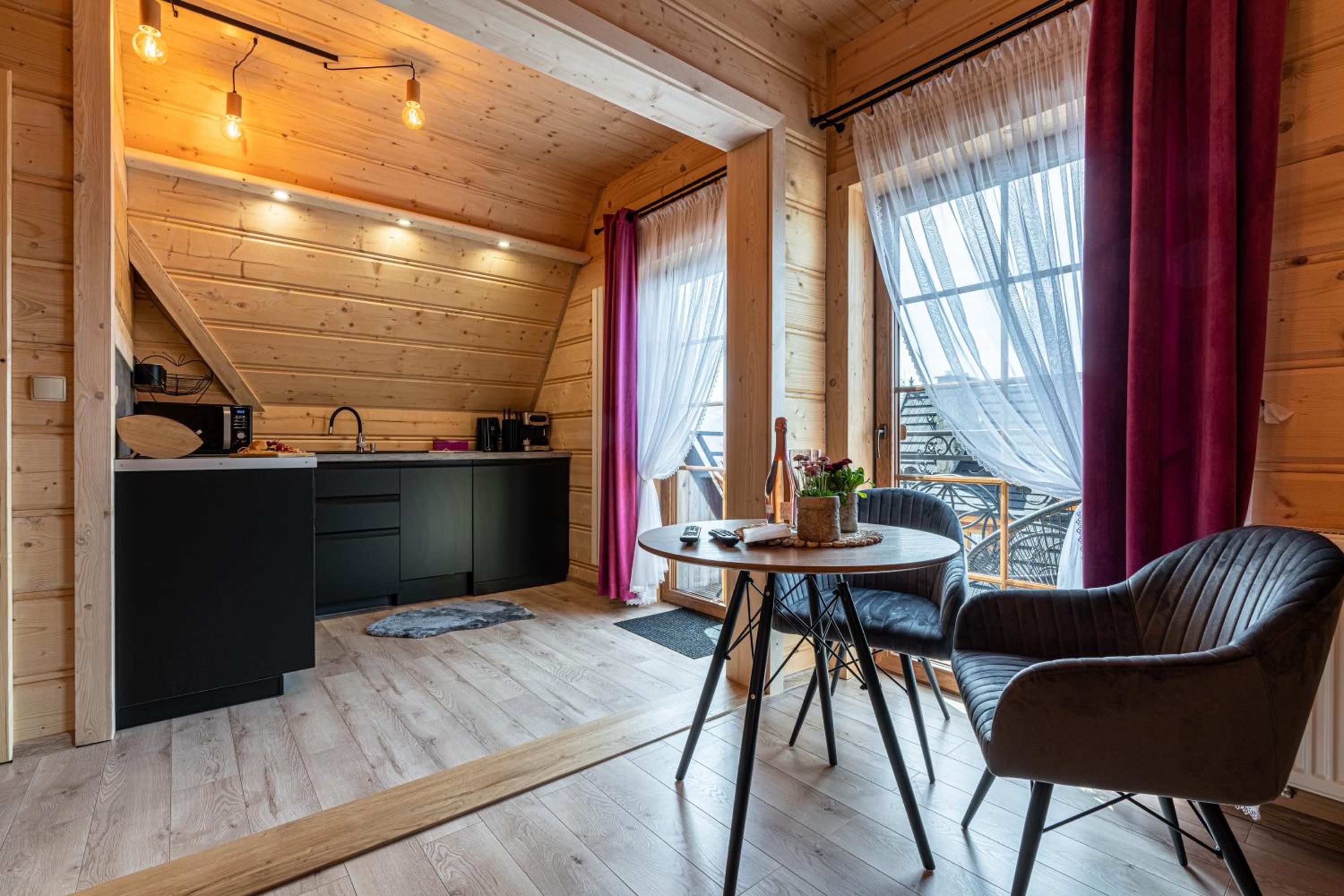 Apartment with Mountain View