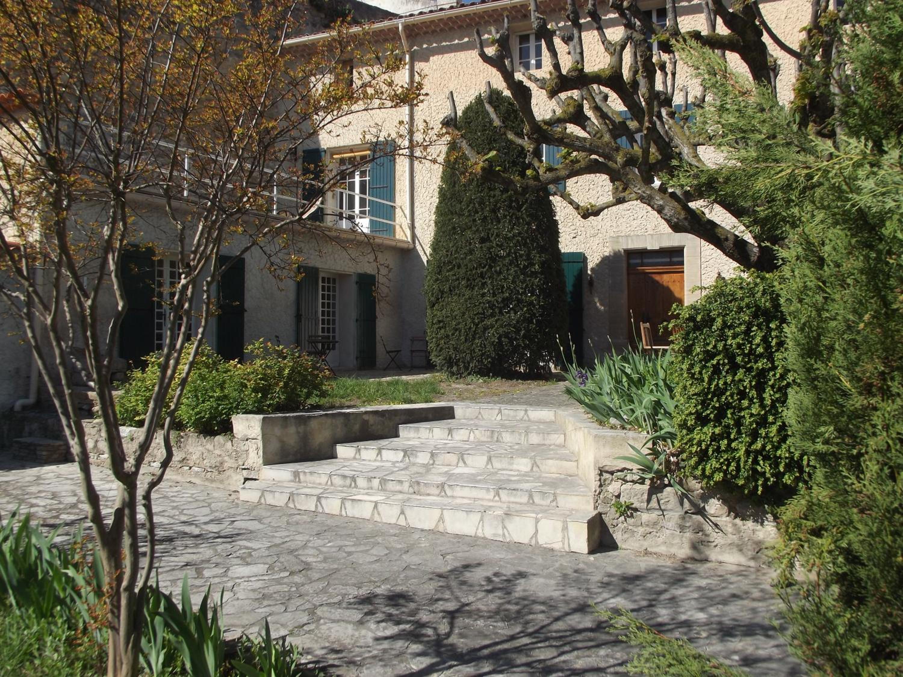 Six-Bedroom House photo 3