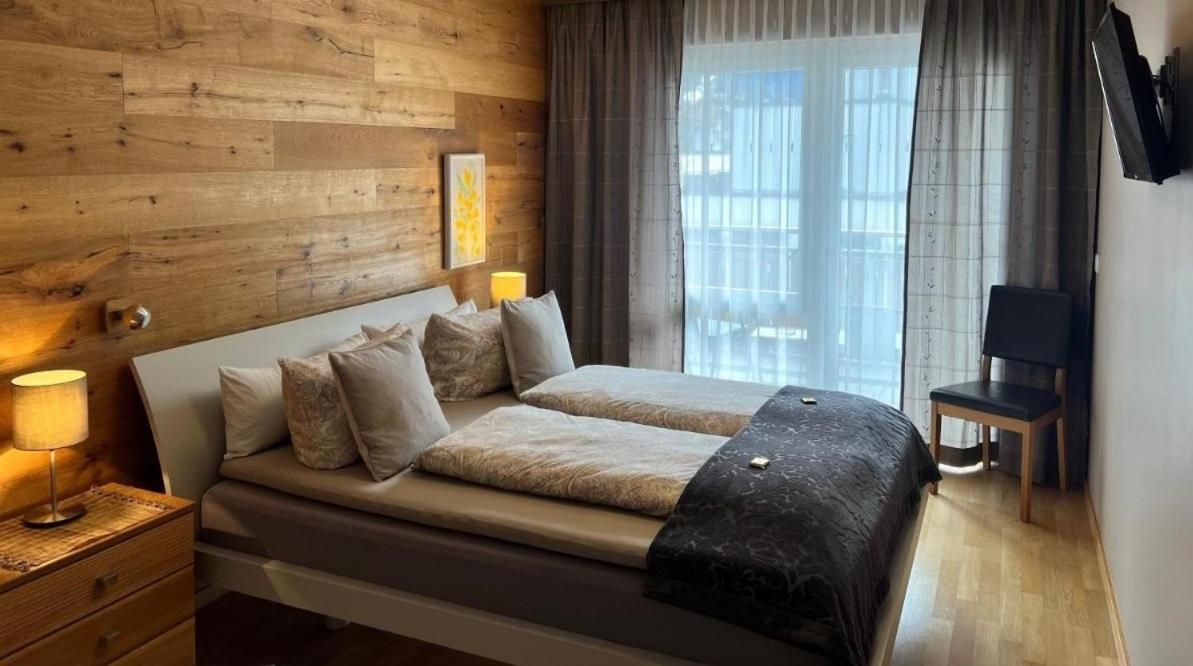 Apartment with Mountain View