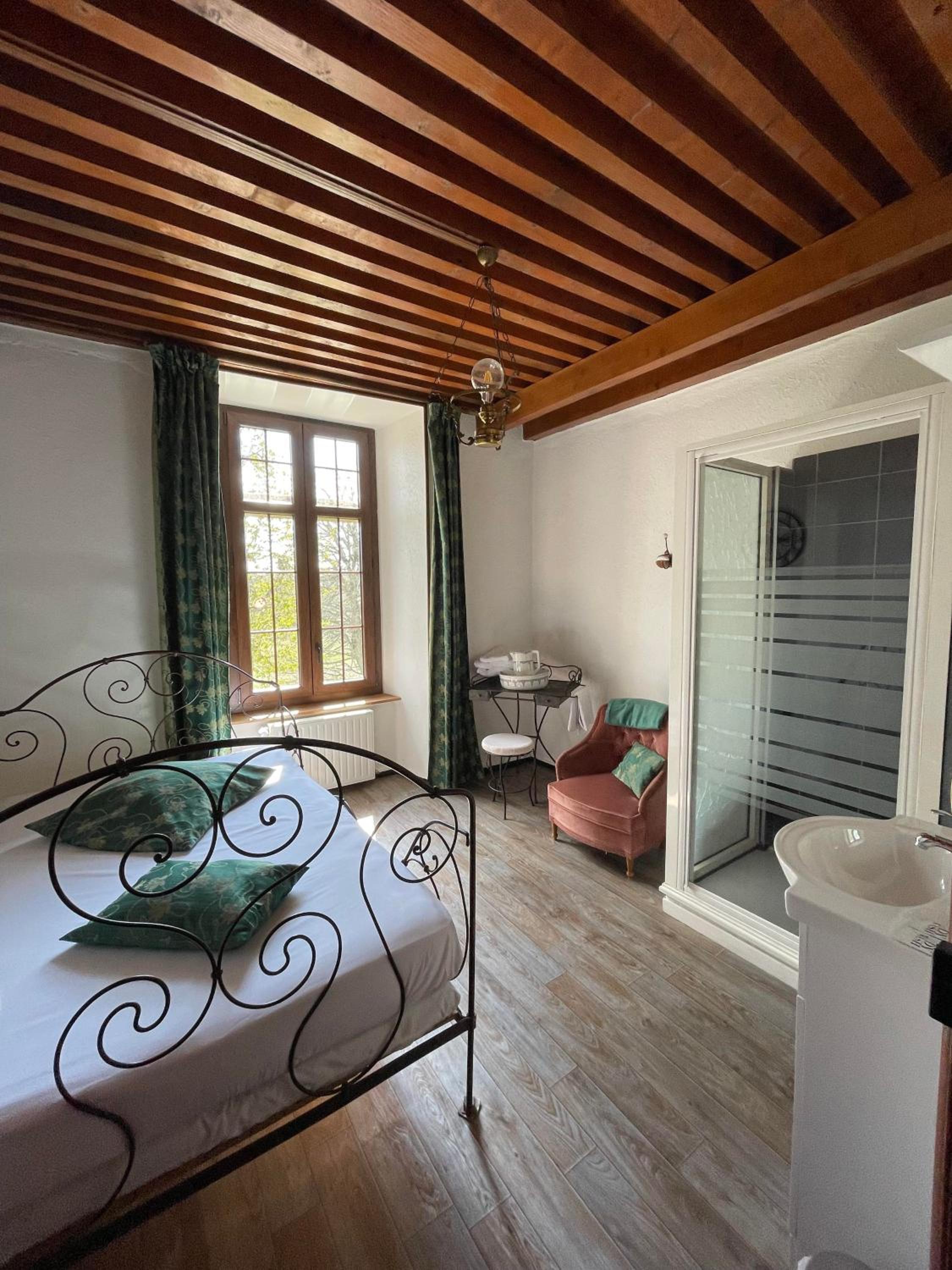 Deluxe Double Room (2 Adults + 1 Child)
