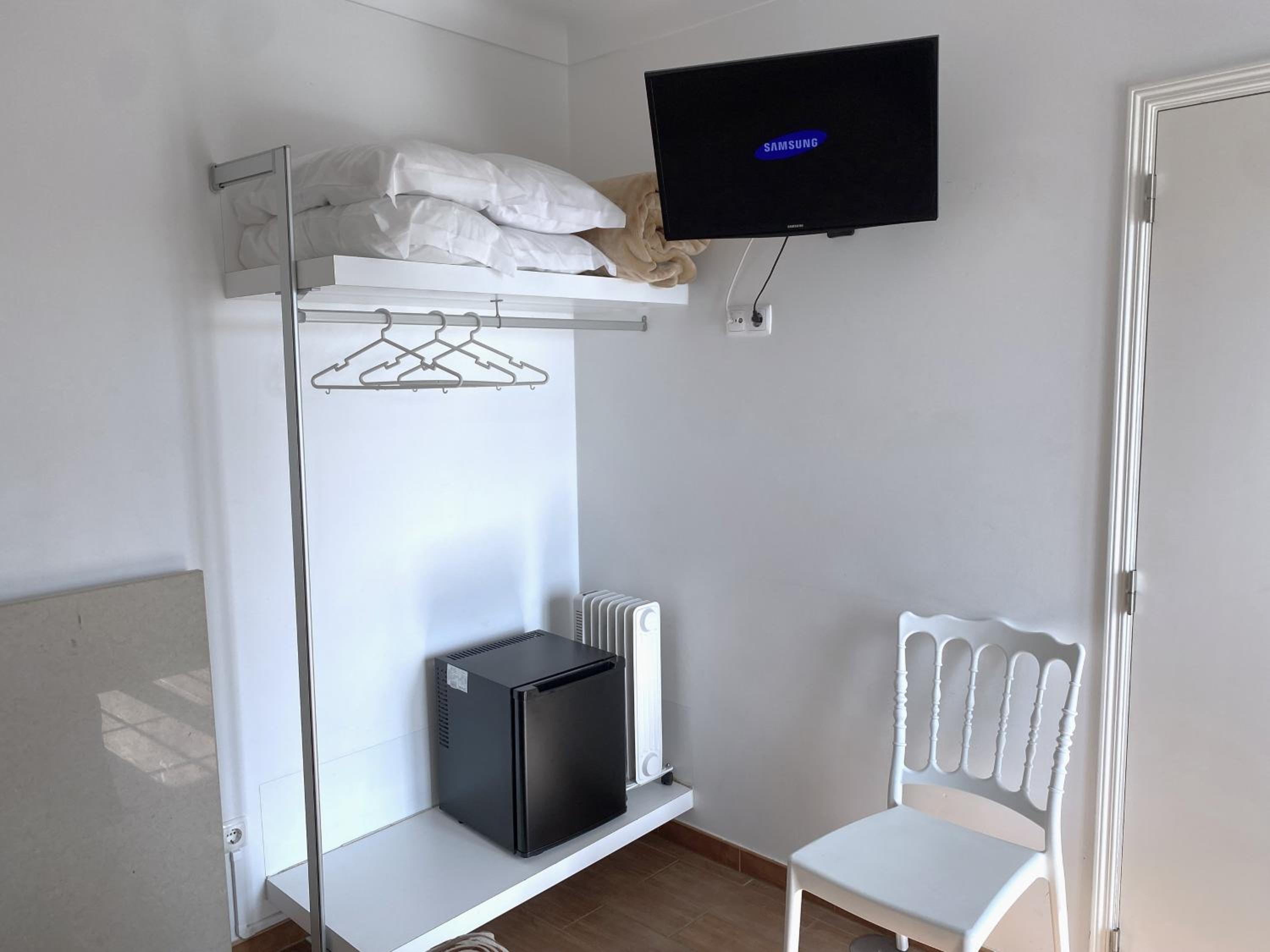 Double Room with Balcony  and Front Sea View - Photo 4