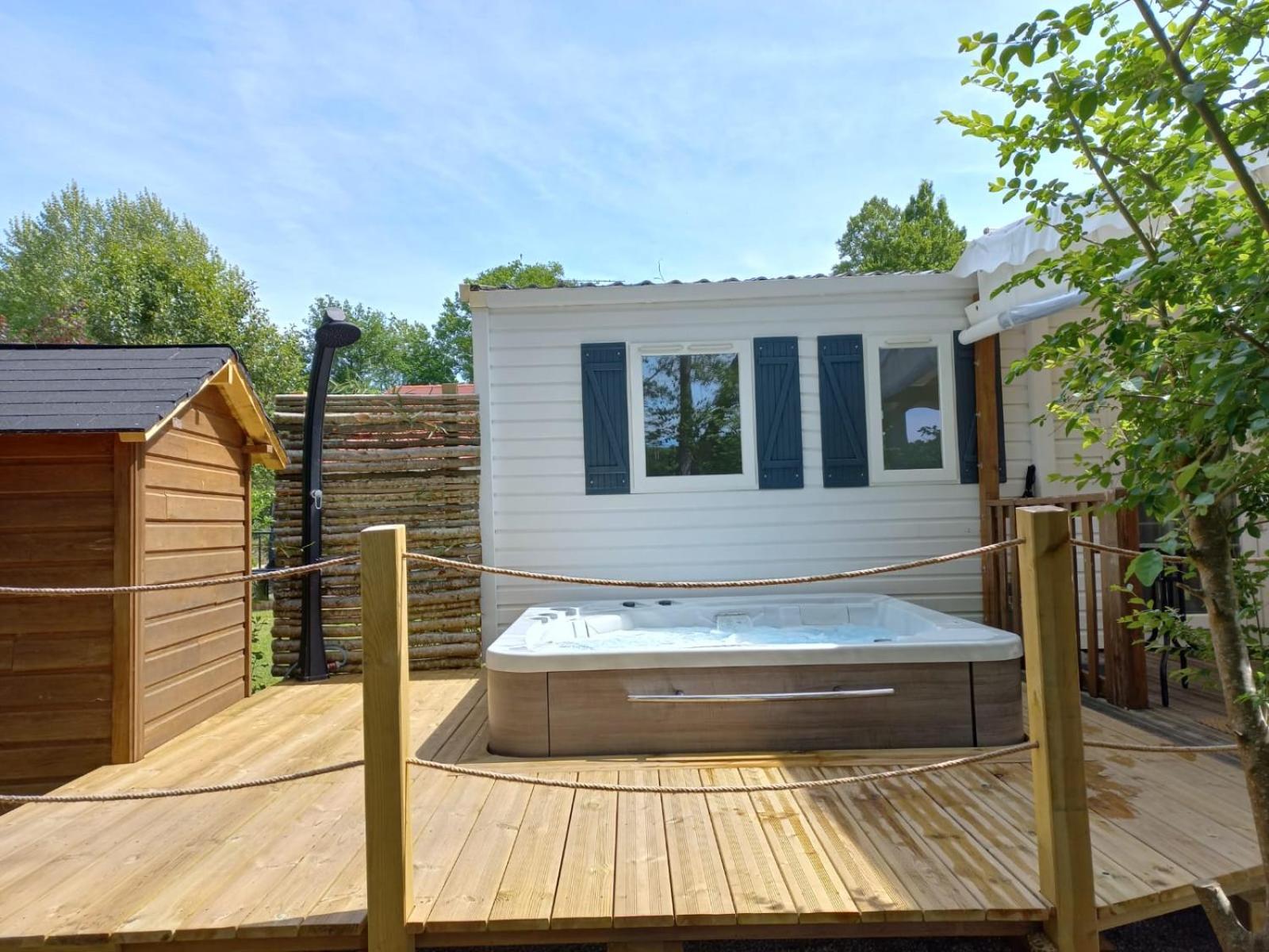 Mobile Home - Photo 2