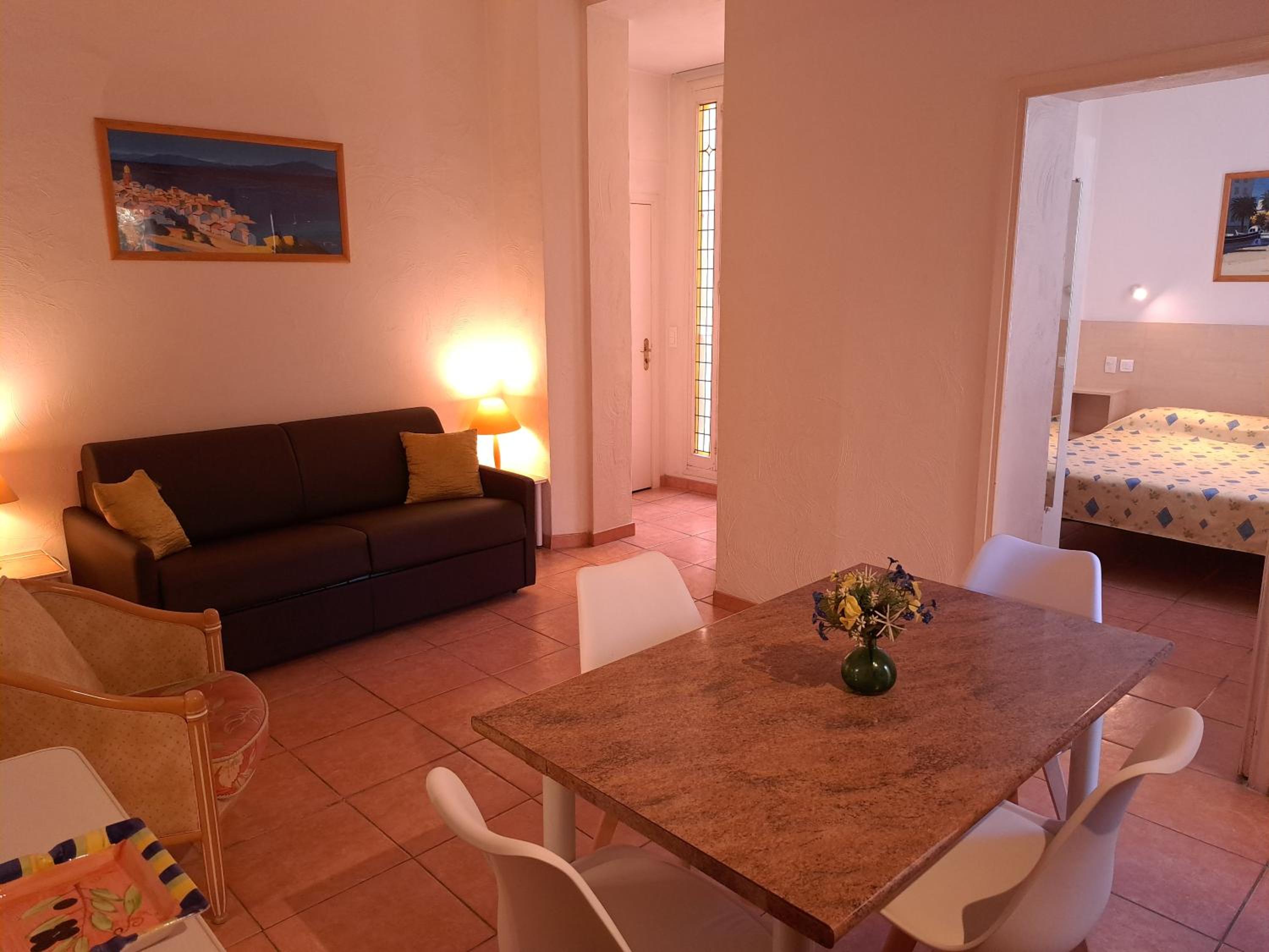 One-Bedroom Apartment with Terrace (3 Persons - West View)