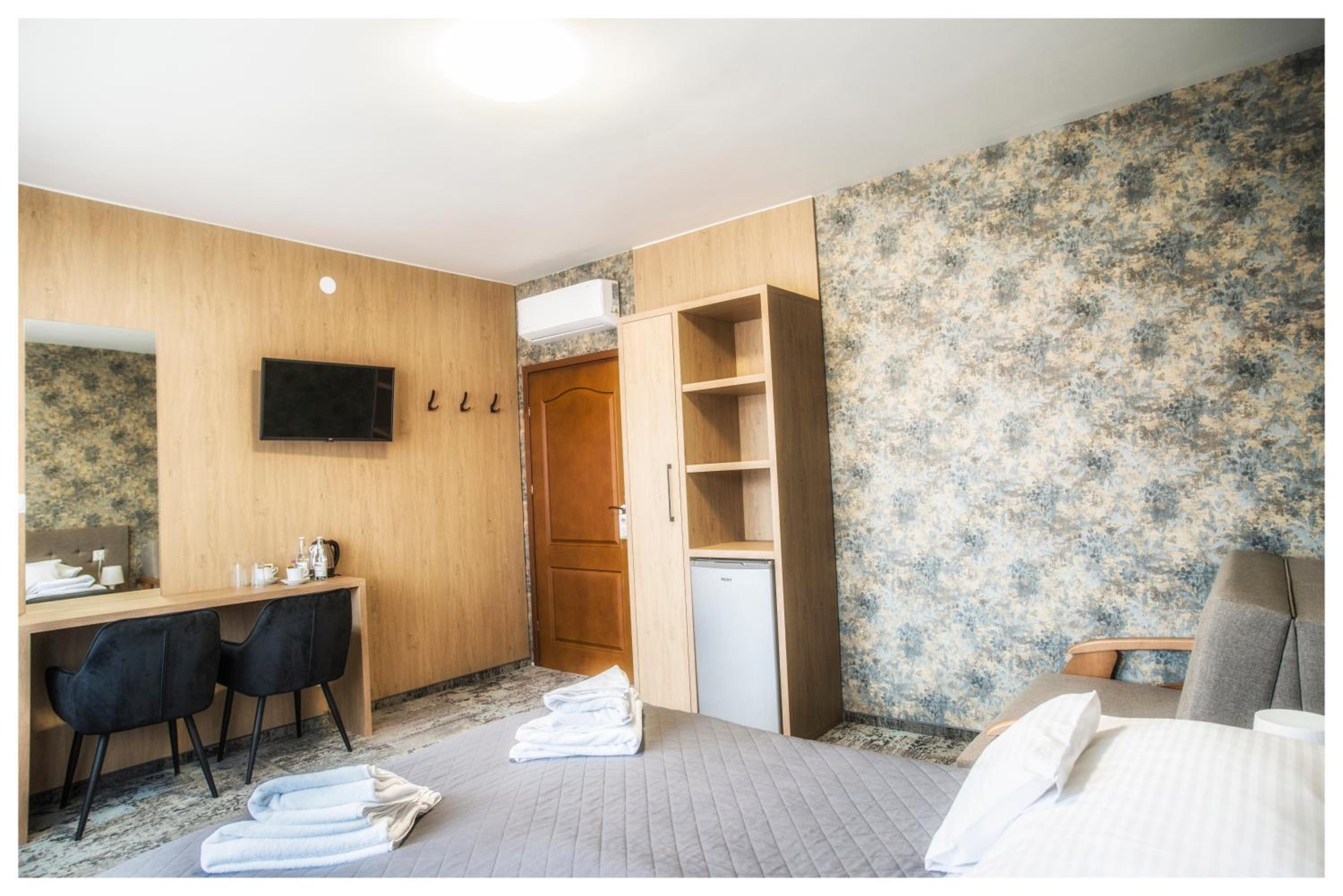 Deluxe Double Room (2 Adults + 1 Child) photo 1