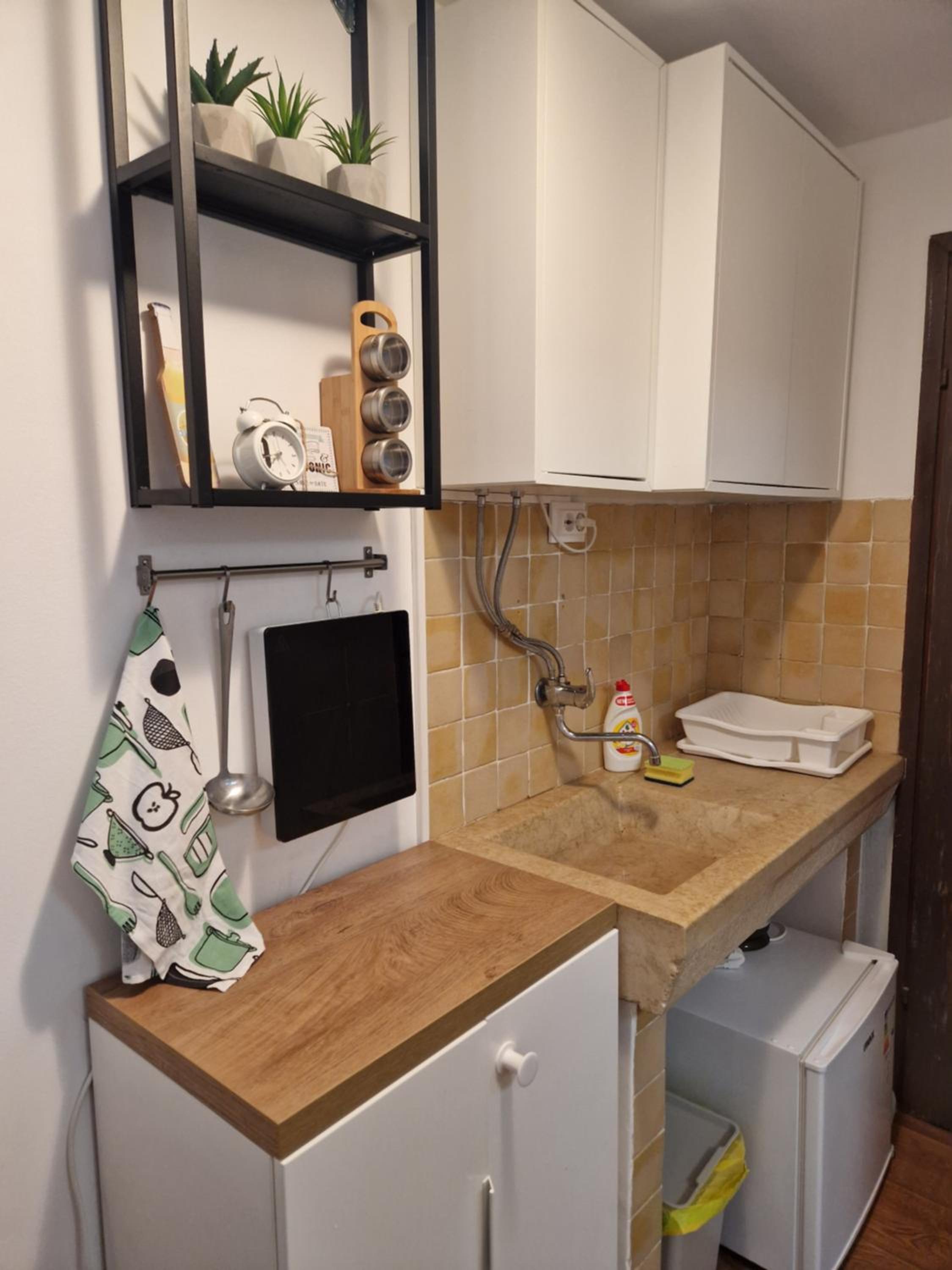 One-Bedroom Apartment - Photo 3