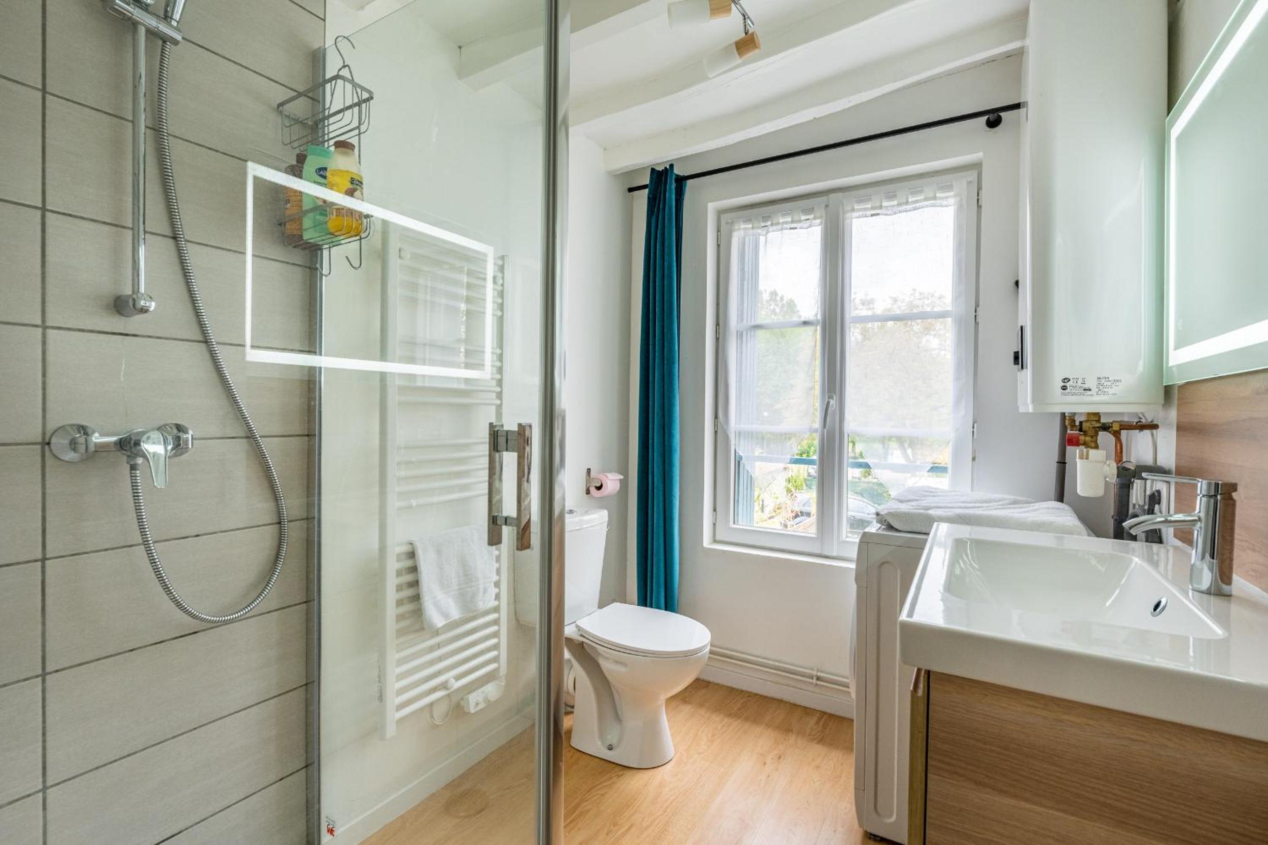 Apartment with Private Bathroom photo 3