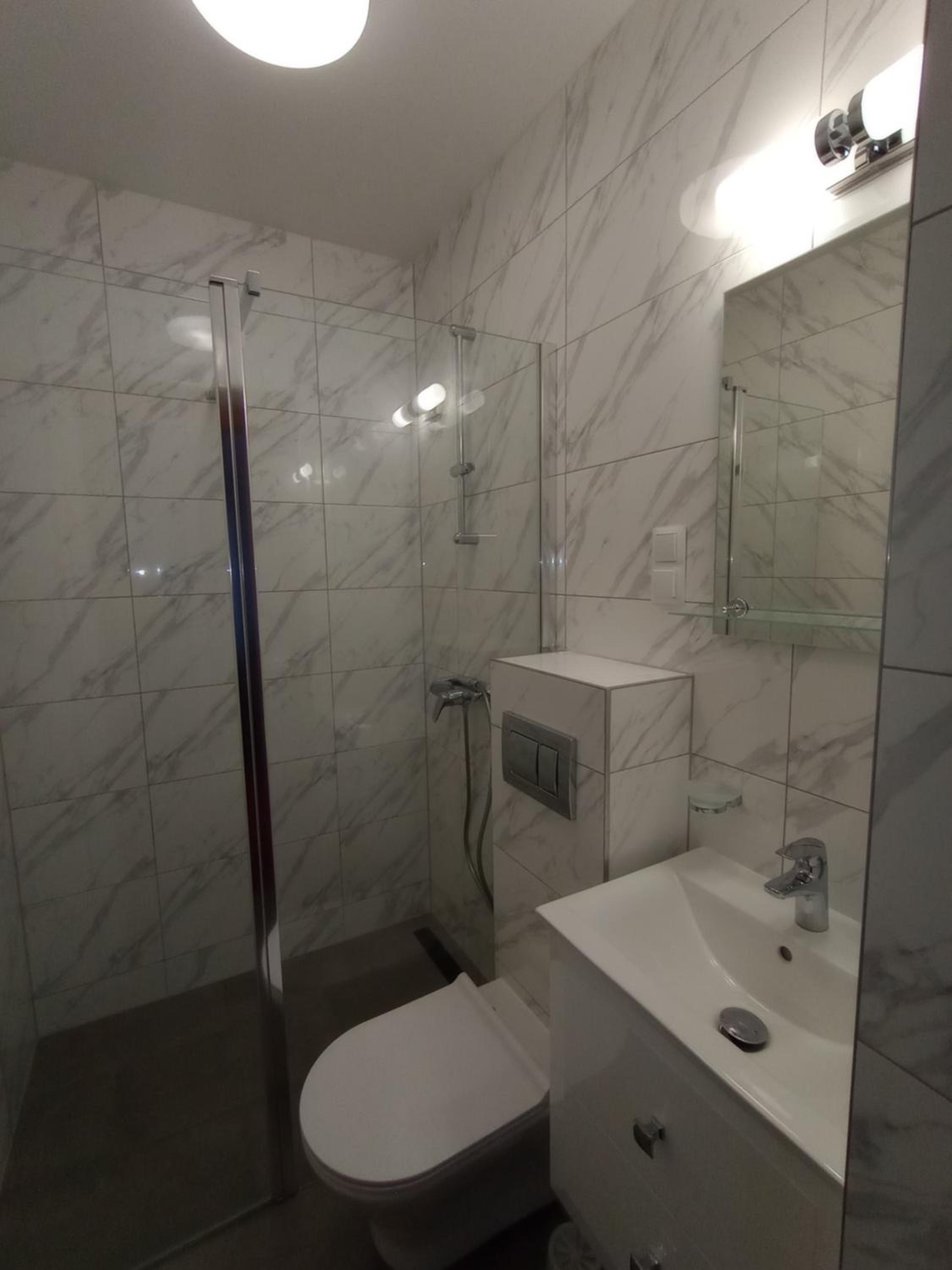 Double Room with Private Bathroom - Photo 28