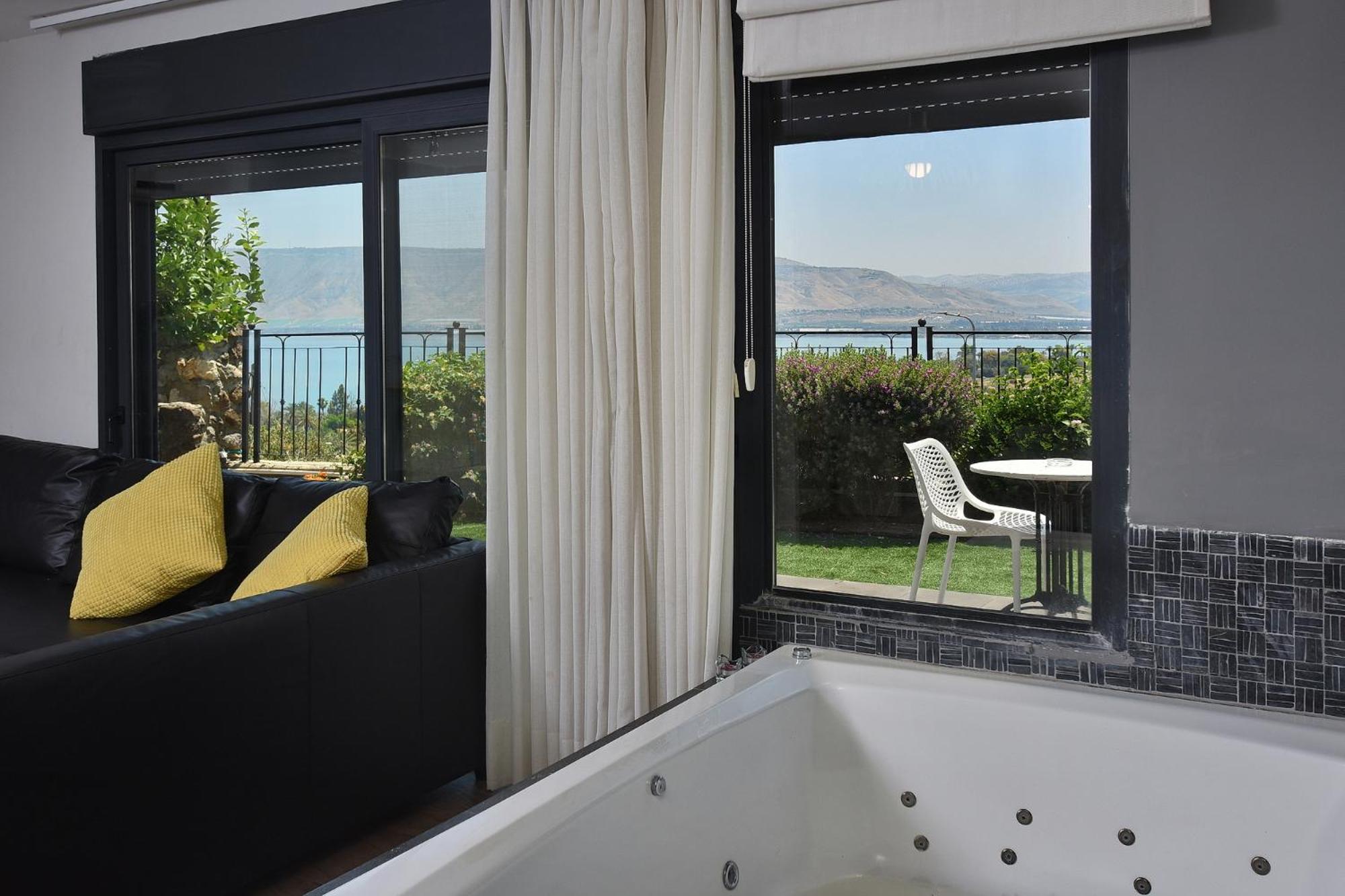 Suite with Lake View photo 2