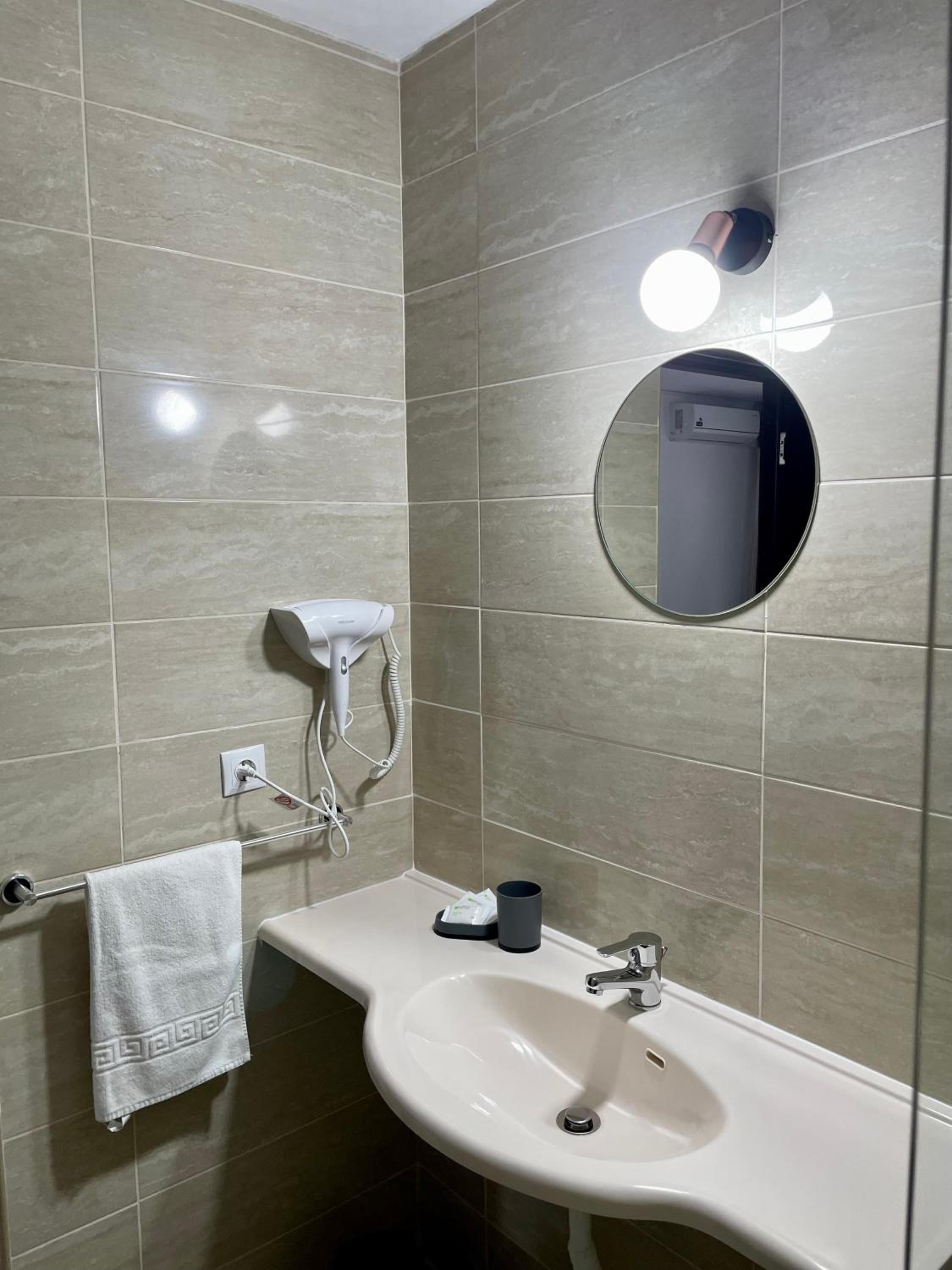Twin Room with Private Bathroom photo 2