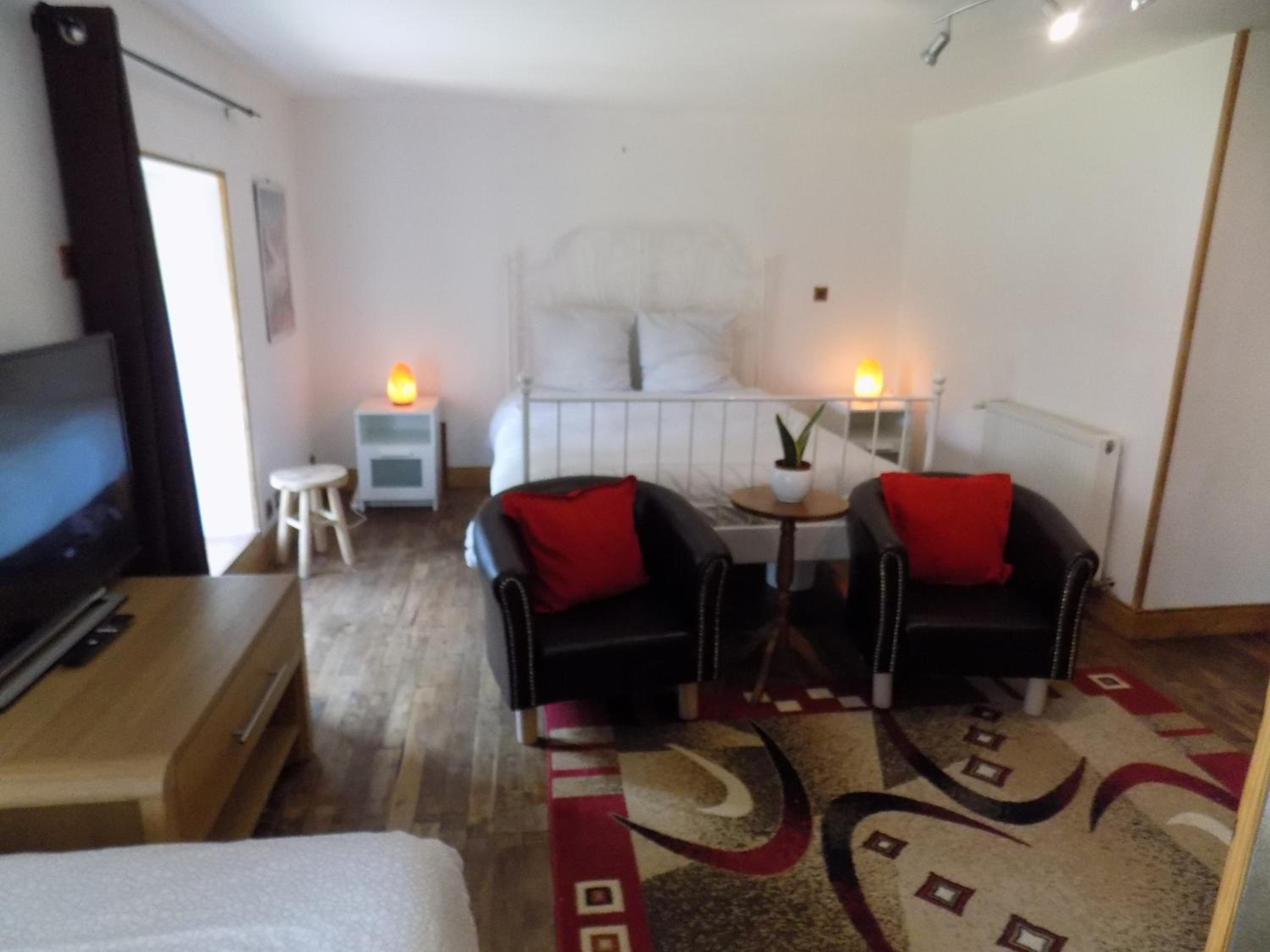 Quadruple Room with Private Bathroom - Photo 4
