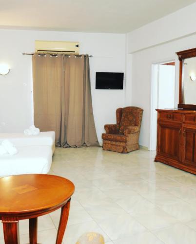 Free HER Airport Shuttle- Family Room Separate Bedroom photo 3