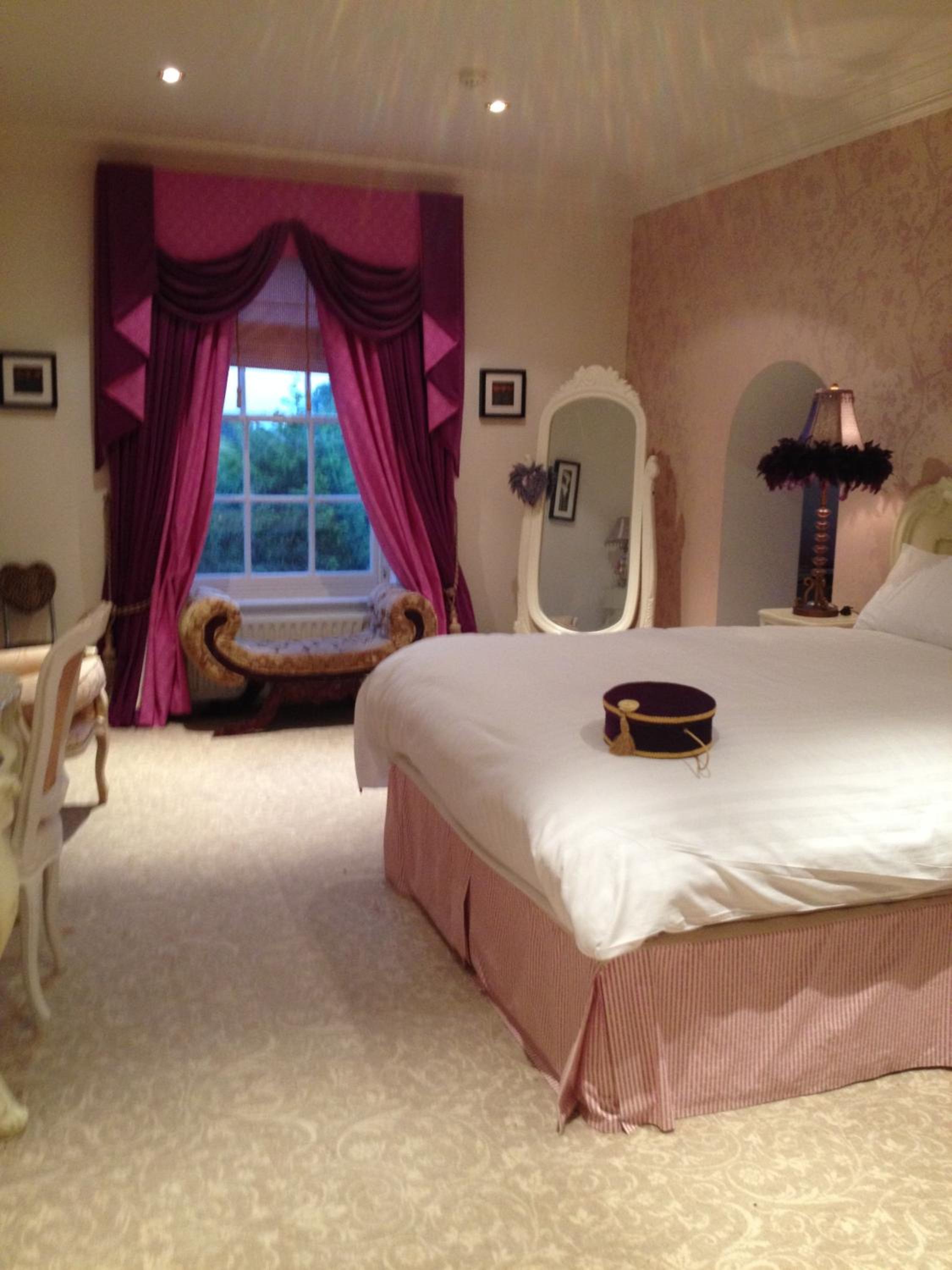 Deluxe Queen Suite photo 3