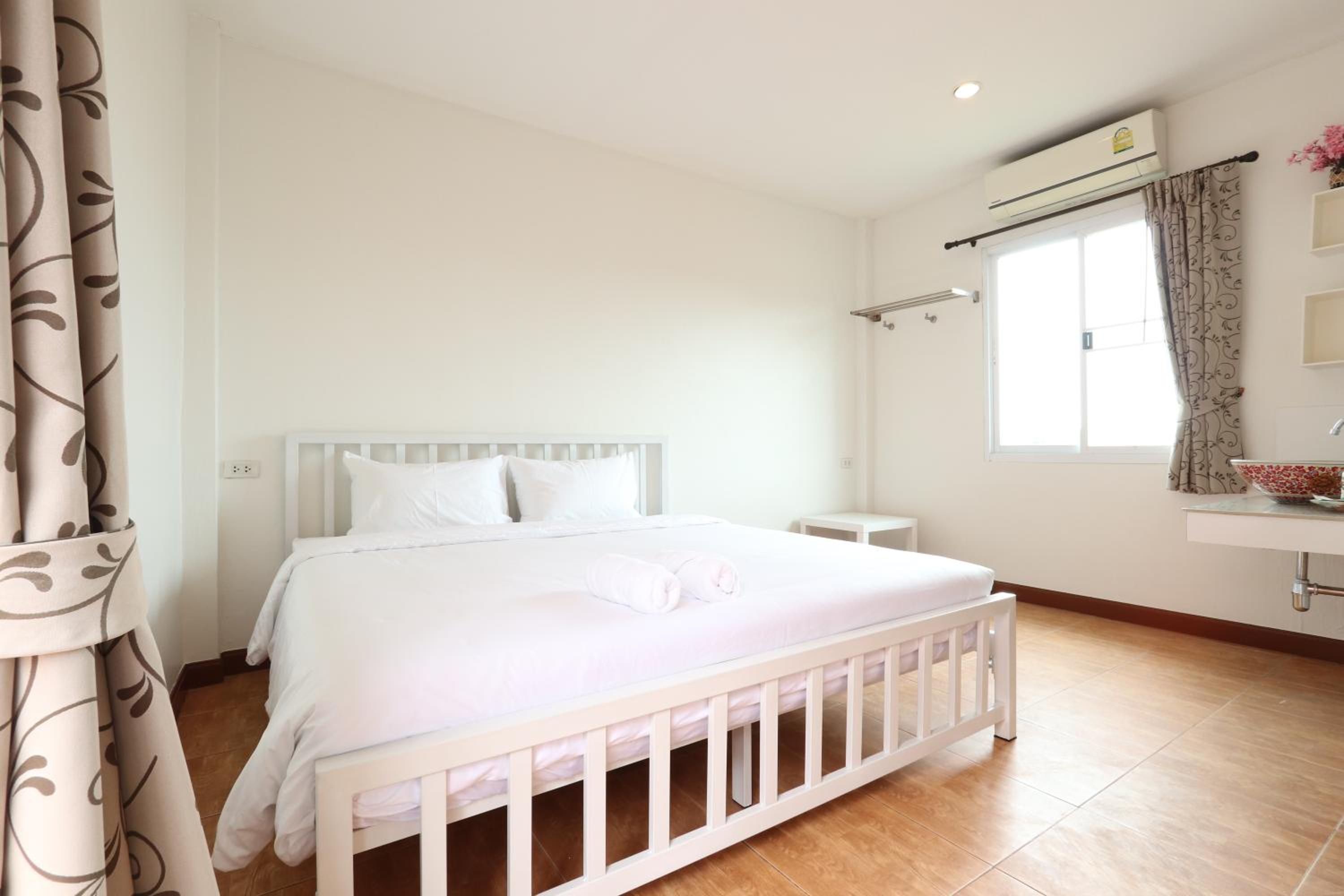 King Room with Balcony - Photo 3