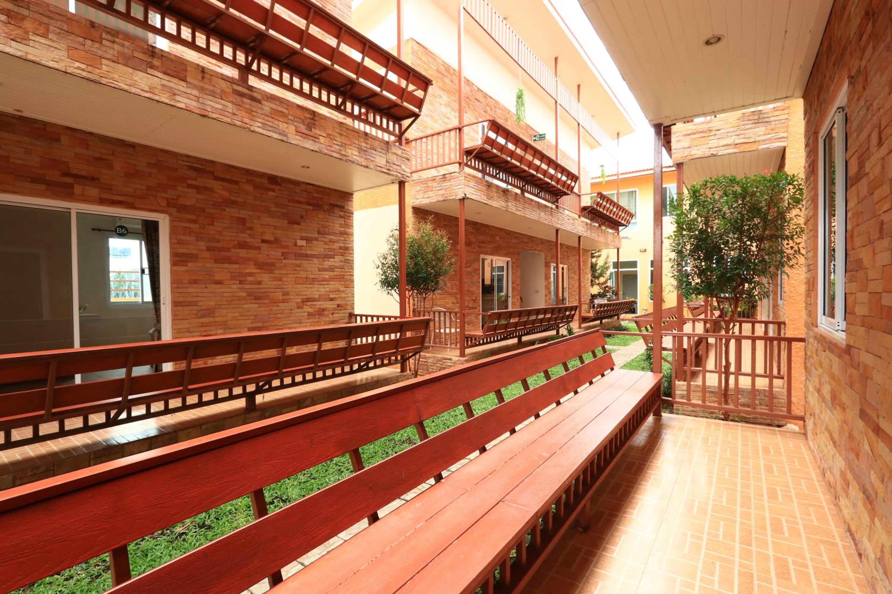 Queen Room with Balcony - Photo 4