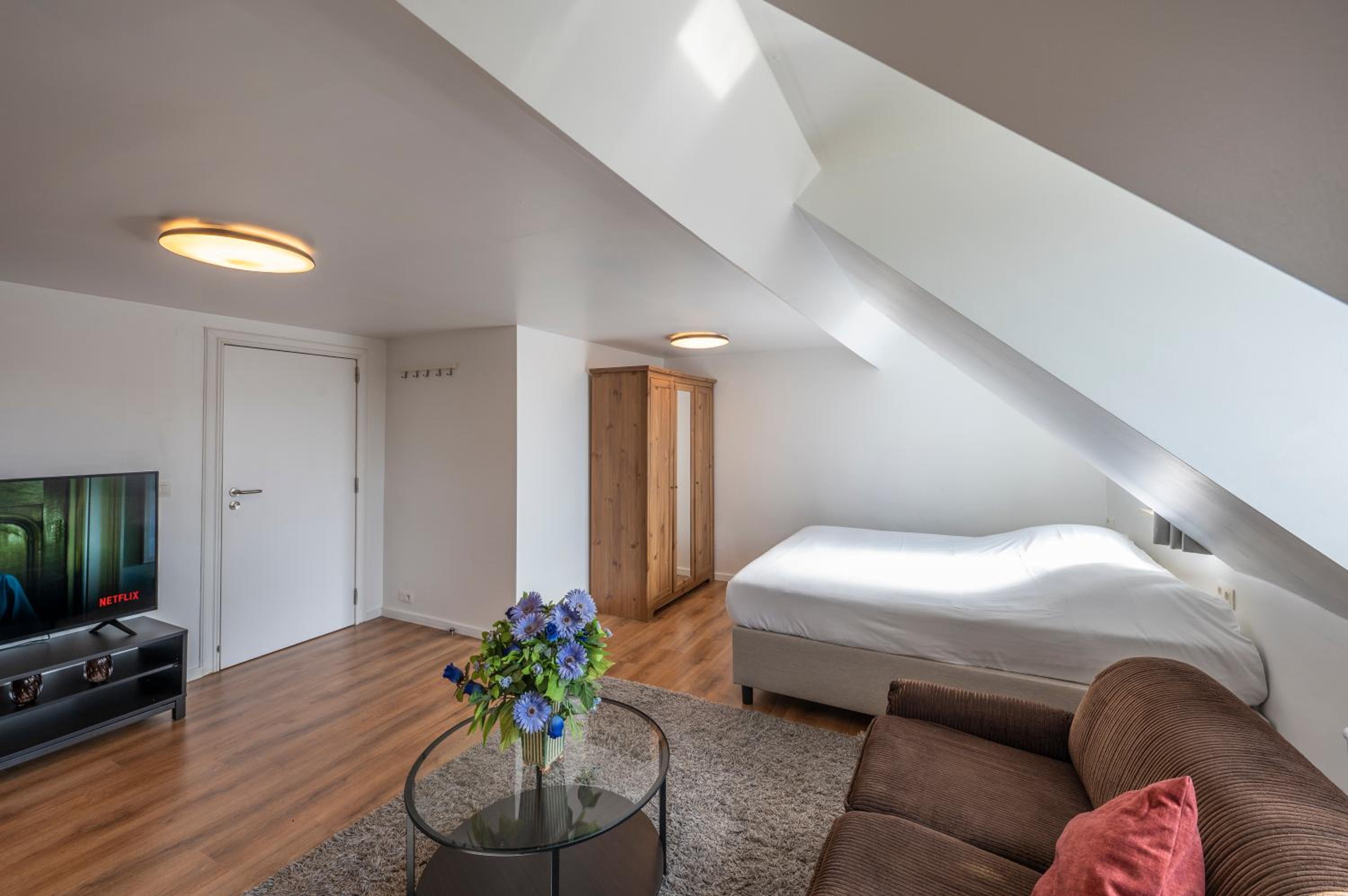 One-Bedroom Apartment - Photo 7