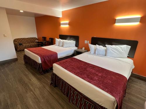 Queen Room with Two Queen Beds photo 1