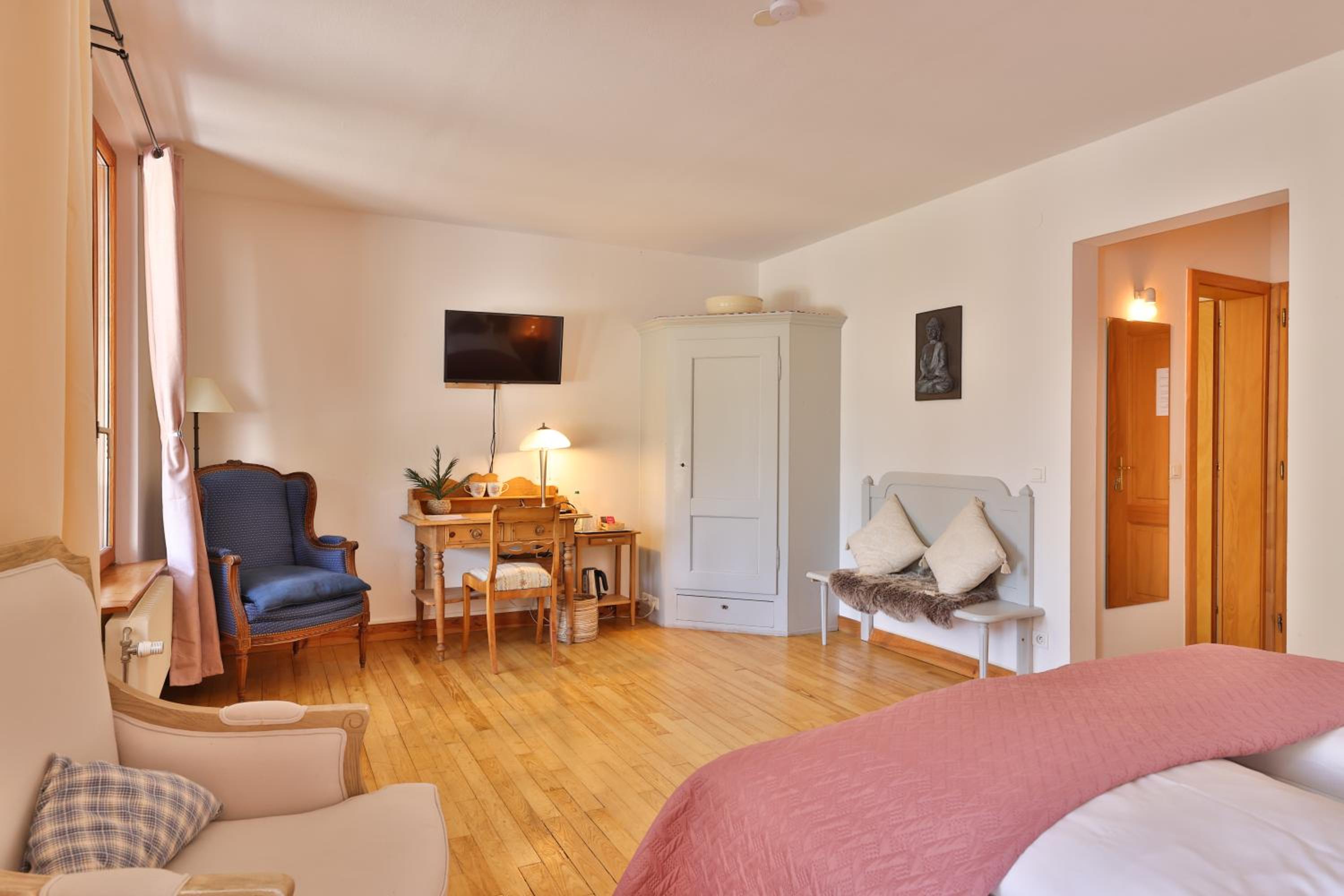 Deluxe Double Room with Balcony photo 3