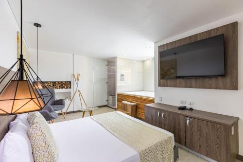 Deluxe Suite with Spa Bath photo 1