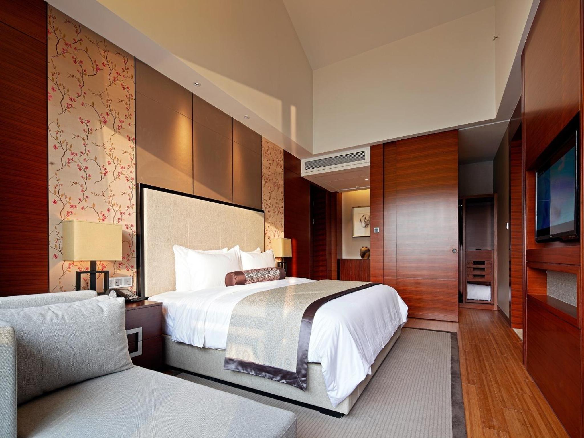 Superior Suite with Lake View