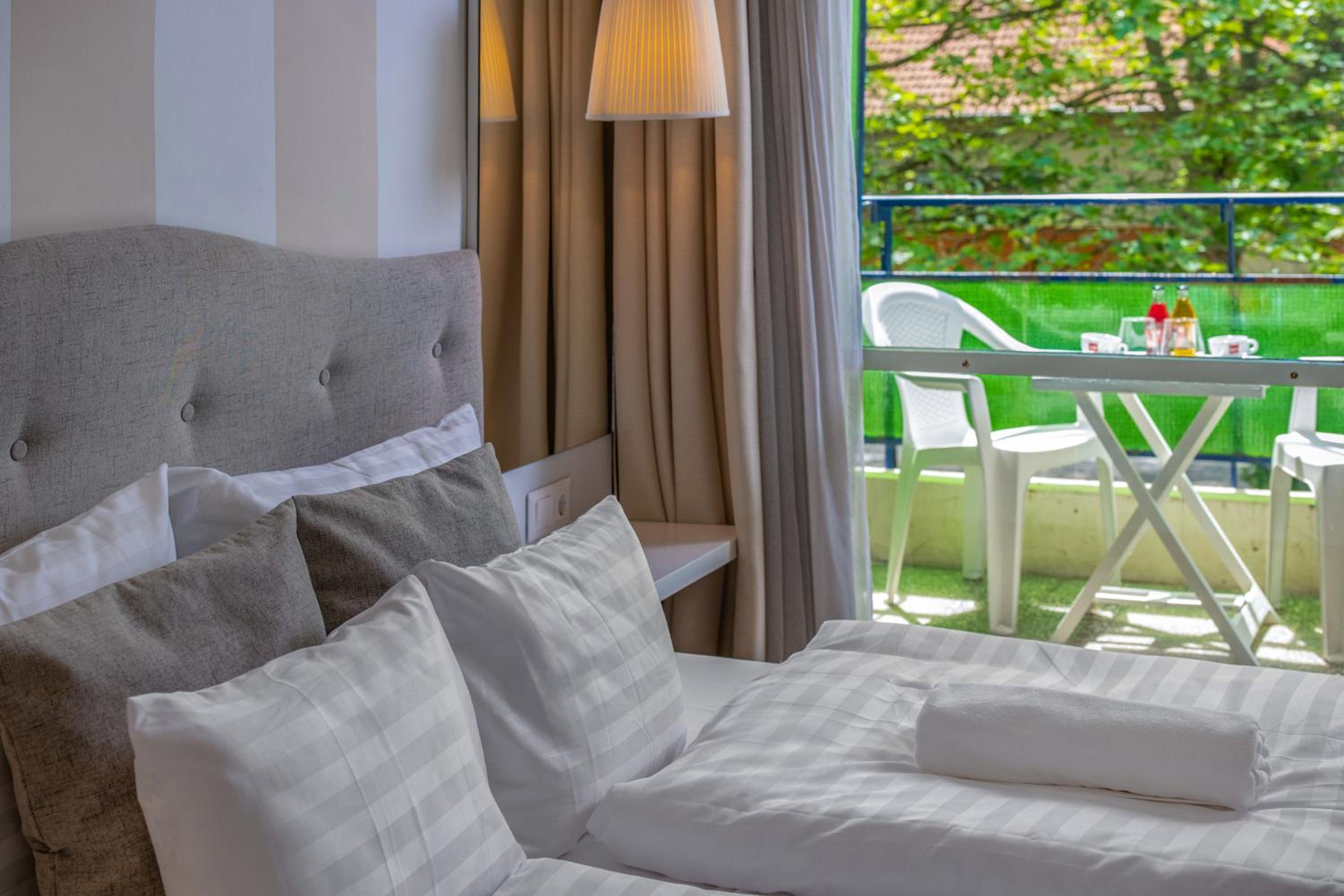 Modern Double Room with Balcony - Photo 7